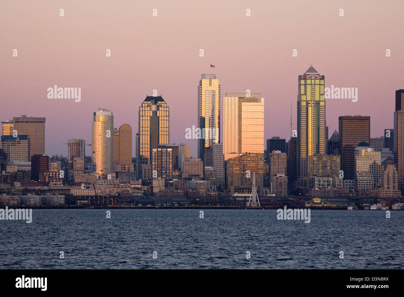 WASHINGTON - gli altissimi grattacieli del centro di Seattle e del lungomare, tra cui la grande ruota panoramica, su Elliot Bay da West Seattle. 2013 Foto Stock