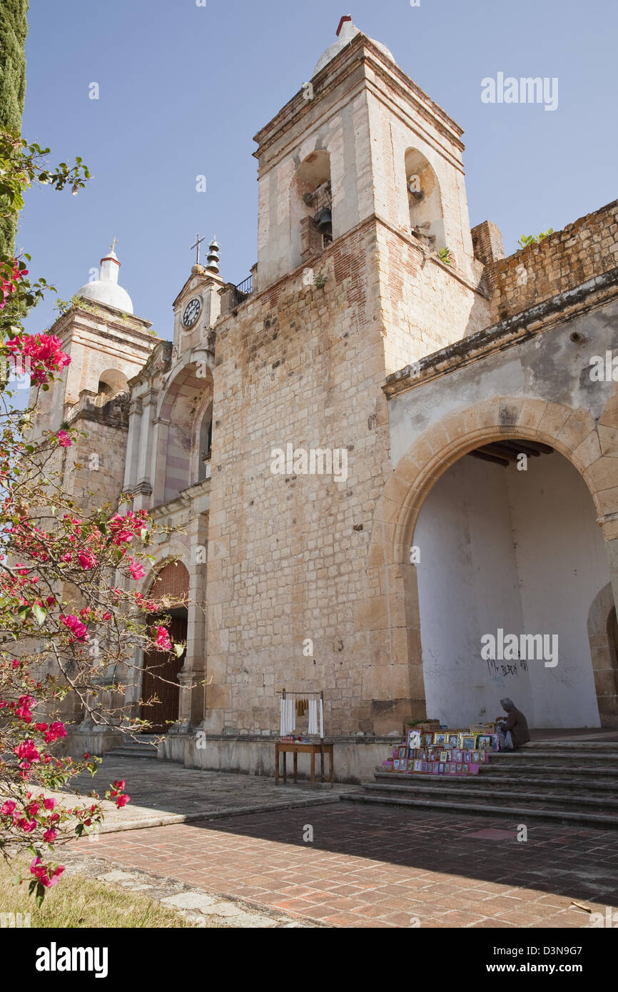 Donna vendita di candele e quadri religiosi presso la chiesa di San Pedro y San Pablo in Villa de Etla, Oaxaca, Messico. Foto Stock