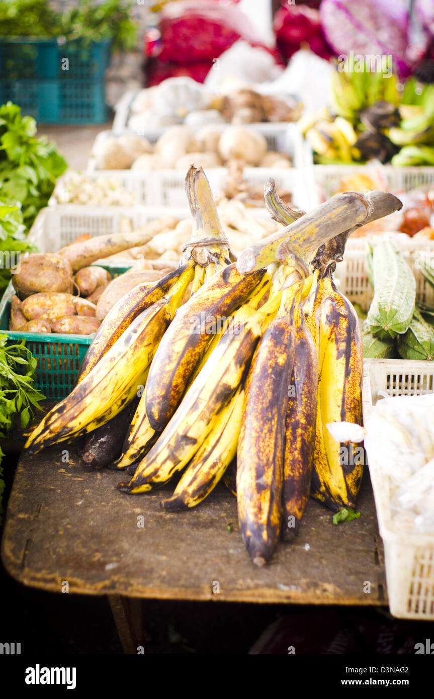 Platano o la cottura di banana in vendita nel locale mercato asiatico, la foto viene scattata in Malesia. Foto Stock