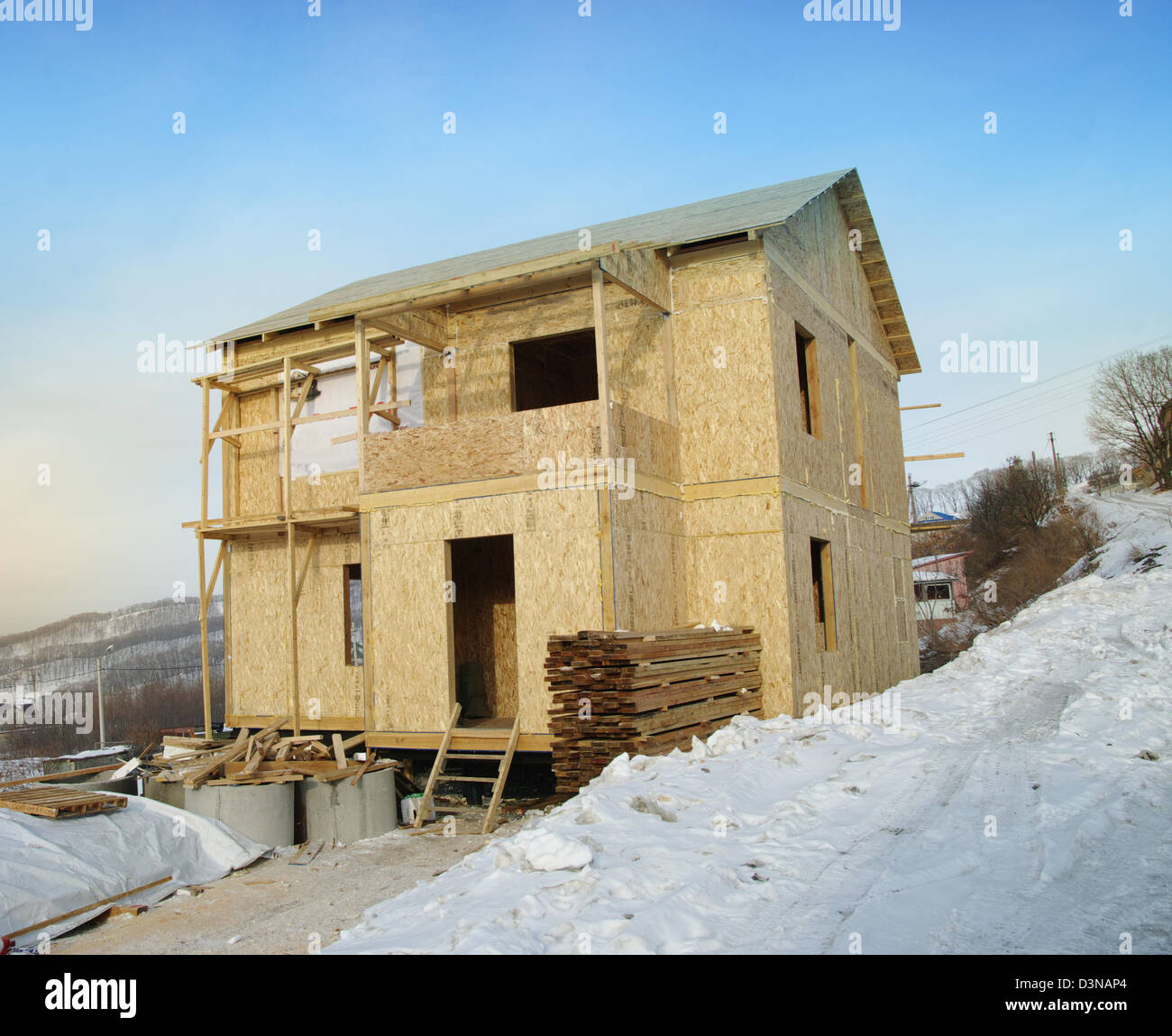 Nuova casa in costruzione con scaletta e cielo blu Foto Stock