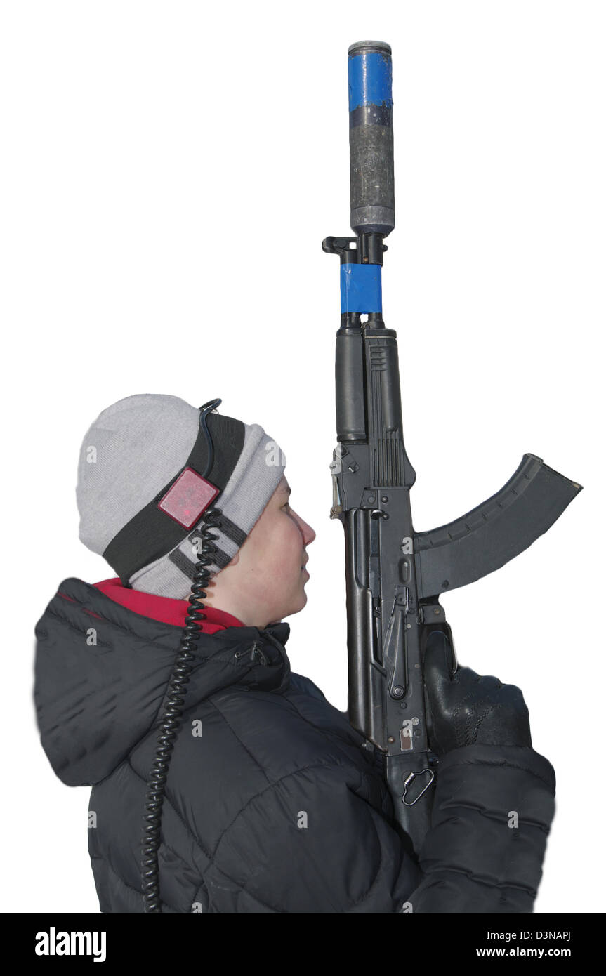 Ragazzo in abbigliamento invernale con una mitragliatrice per giocare tag laser isolato Foto Stock