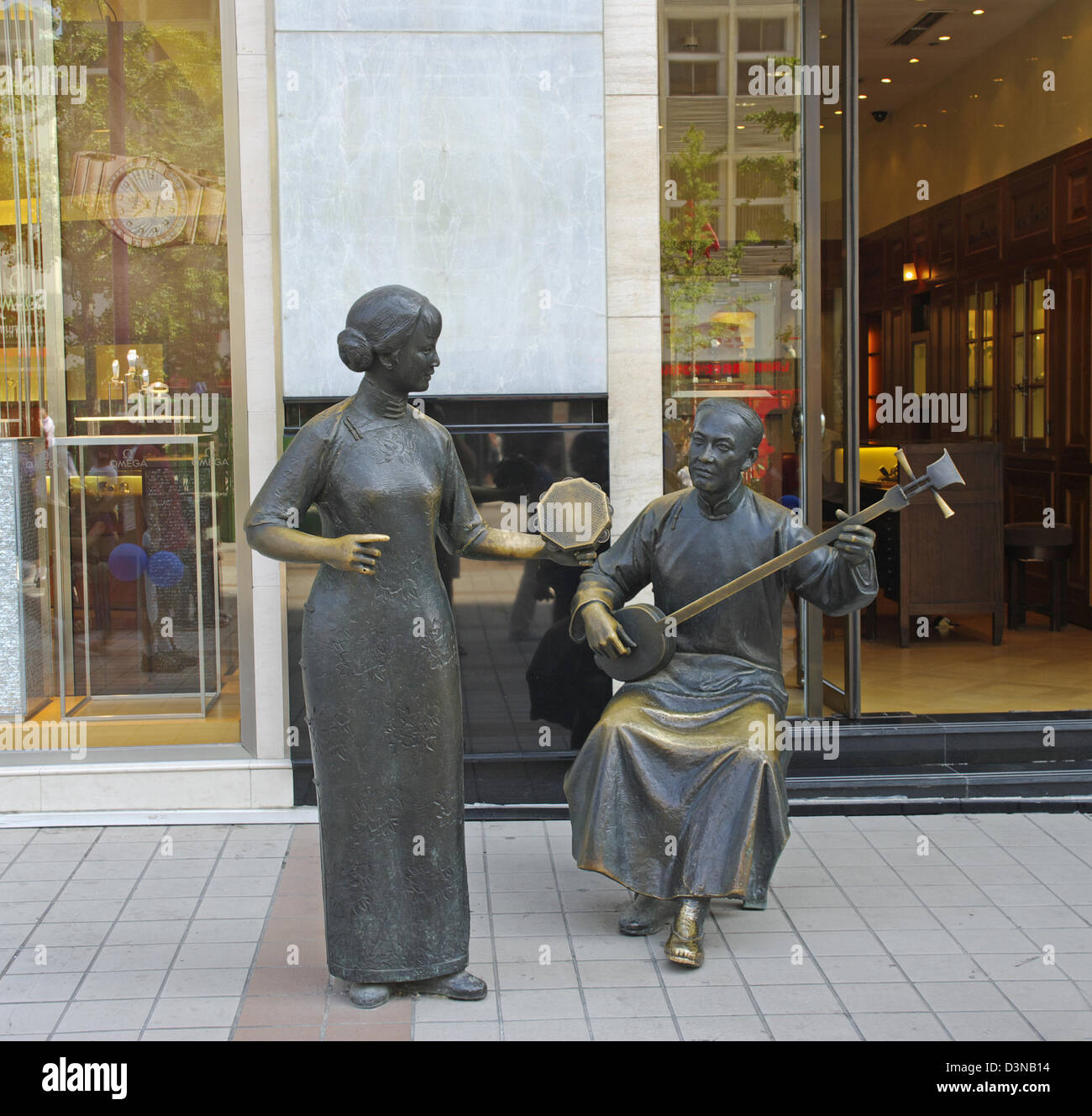 Pechino - 12 Settembre : statua in bronzo di musicisti di strada sulla strada dello shopping di Wangfujing Foto Stock