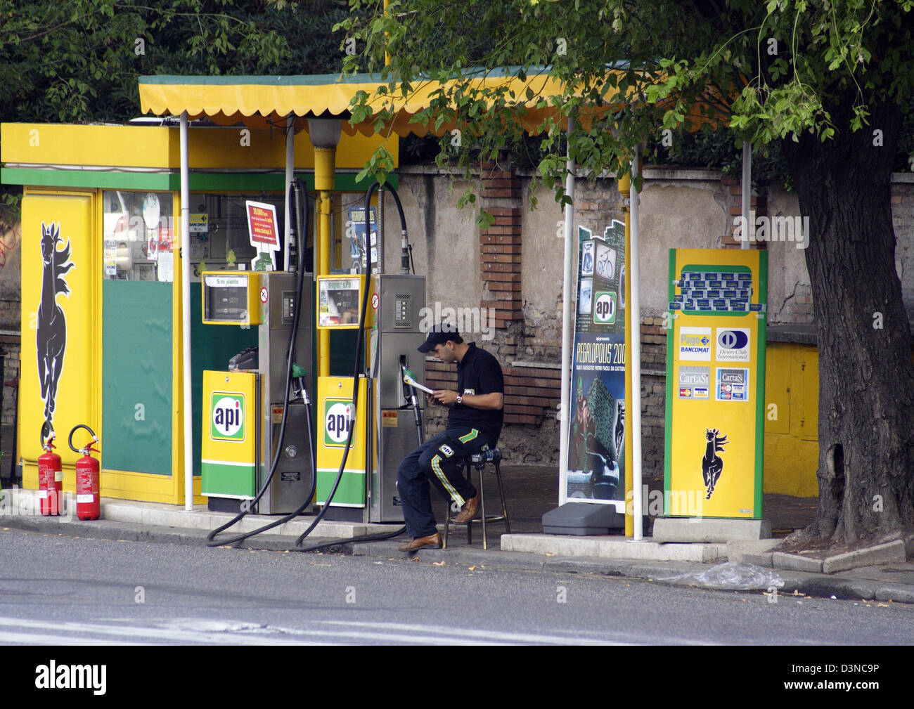 Una stazione di riempimento attendant attende i clienti ad un api stazione di carburante in Roma, Italia, 13 marzo 2006. A causa della mancanza di spazio molte stazioni di carburante sono costruiti lungo la strada nella capitale italiana. Foto: Lars Halbauer Foto Stock