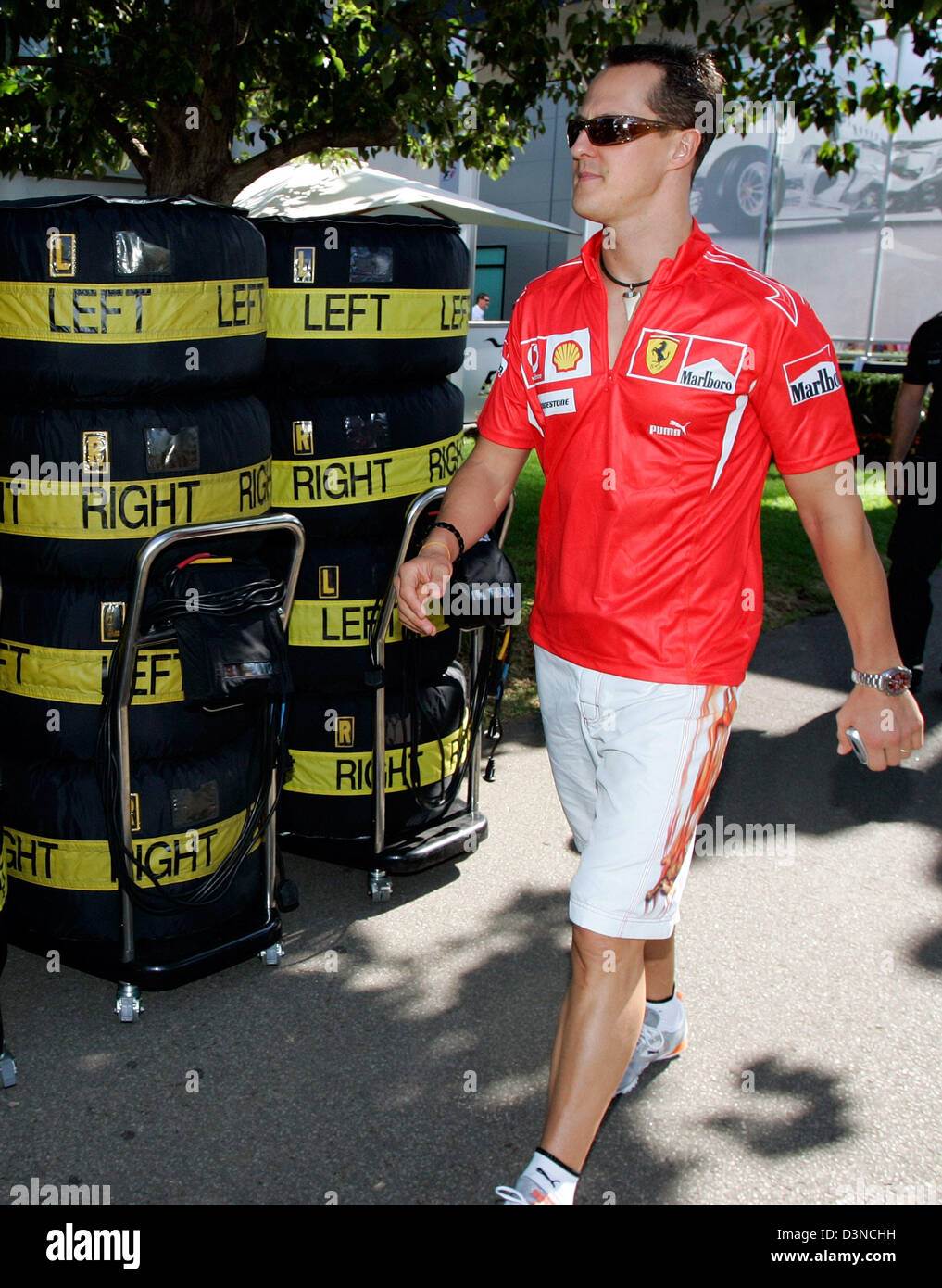 Il tedesco pilota di Formula Uno Michael Schumacher del team Ferrari passeggiate attraverso il box all'Albert Park Street circuito di Melbourne, Australia, giovedì, 30 marzo 2006. La Australian Formula One Grand Prix avviene qui di domenica 02 aprile. Foto: Rainer Jensen Foto Stock