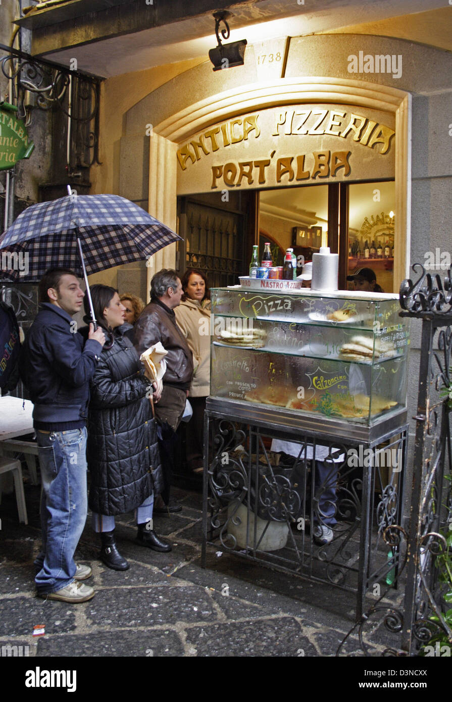 La foto mostra la antica pizzeria Port'Alba fondata nel 1830 a Napoli,  Italia, 10 dicembre