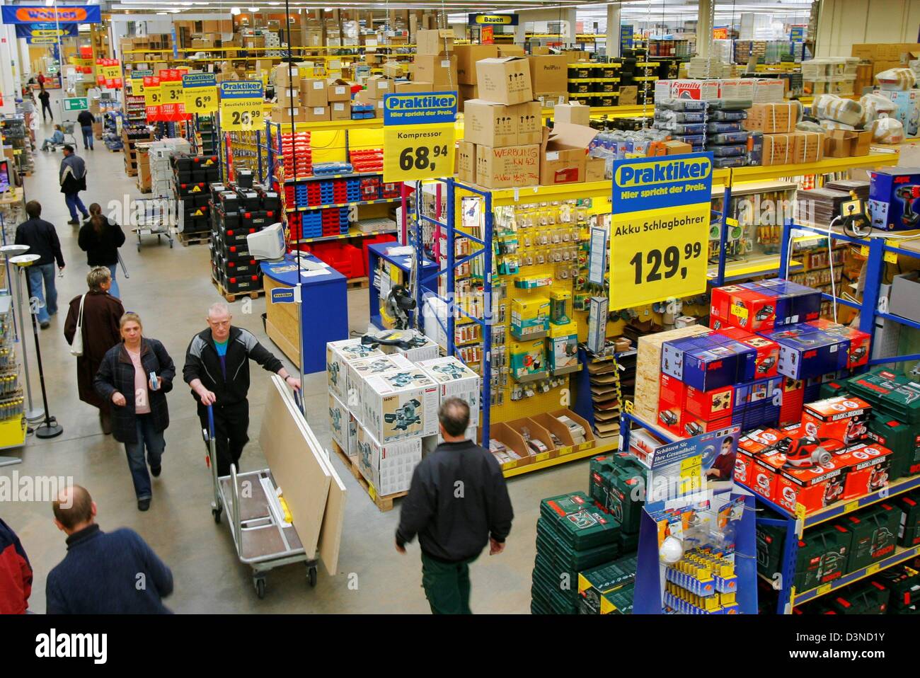 I clienti cercano in un Praktiker DIY superstore in Stockstadt, Germania, 3 aprile 2006. La società quotata annuncia il suo equilibrio 2005 in occasione di una conferenza stampa a Francoforte, Germania, martedì, 4 aprile 2006. Leader in Germania gruppo commerciale METRO spinto la società del listato nel novembre 2005 e continua a mantenere il 40 per cento delle quote. Foto: Arne Dedert Foto Stock