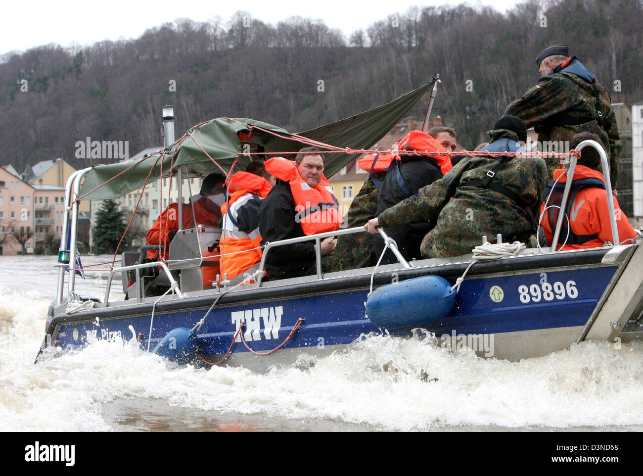 Ministro della difesa tedesco Franz Josef Jung (quarta R) dei cristiano-democratici (CDU) indossa un llifejacket come lui e forze armate tedesche i soldati di viaggio in una barca fornita dall'Agenzia federale per il rilievo tecnico (THW) di Bad Schandau, Germania, martedì, 04 aprile 2006. Jung ha visitato l'alluvione ha colpito zone per ottenere una panoramica della situazione attuale. Il livello delle acque del fiume Elba ha fatto Foto Stock