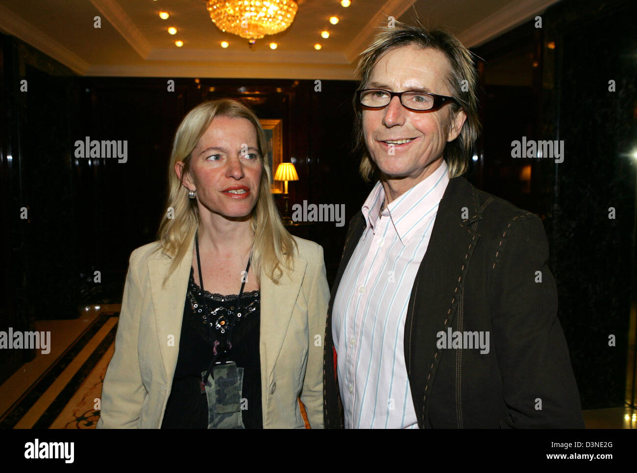 La foto mostra l'attore Martin Semmelrogge e sua moglie Sonja presso il 'Medienboard Berlin-Brandenburg' party al Ritz Carlton Hotel di Berlino in Germania, sabato 11 febbraio 2006. La festa si è svolta nell'ambito del 56th Berlinale Festival del Cinema di Berlino. Foto: Jens Kalaene Foto Stock