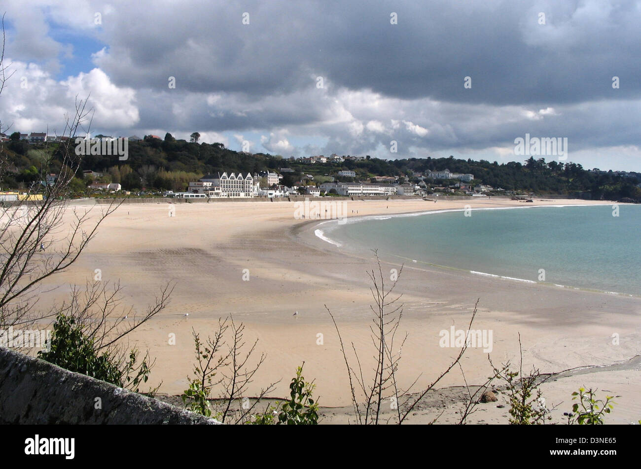 (Dpa file) - l'immagine mostra la vista dalla chiesa di S. Brelade verso il lusso località balneare mare a Saint Brelade's Bay sul canale isola di Jersey, Regno Unito, 16 aprile 2005 Isalnd. Foto: Juergen Darmstaedter Foto Stock