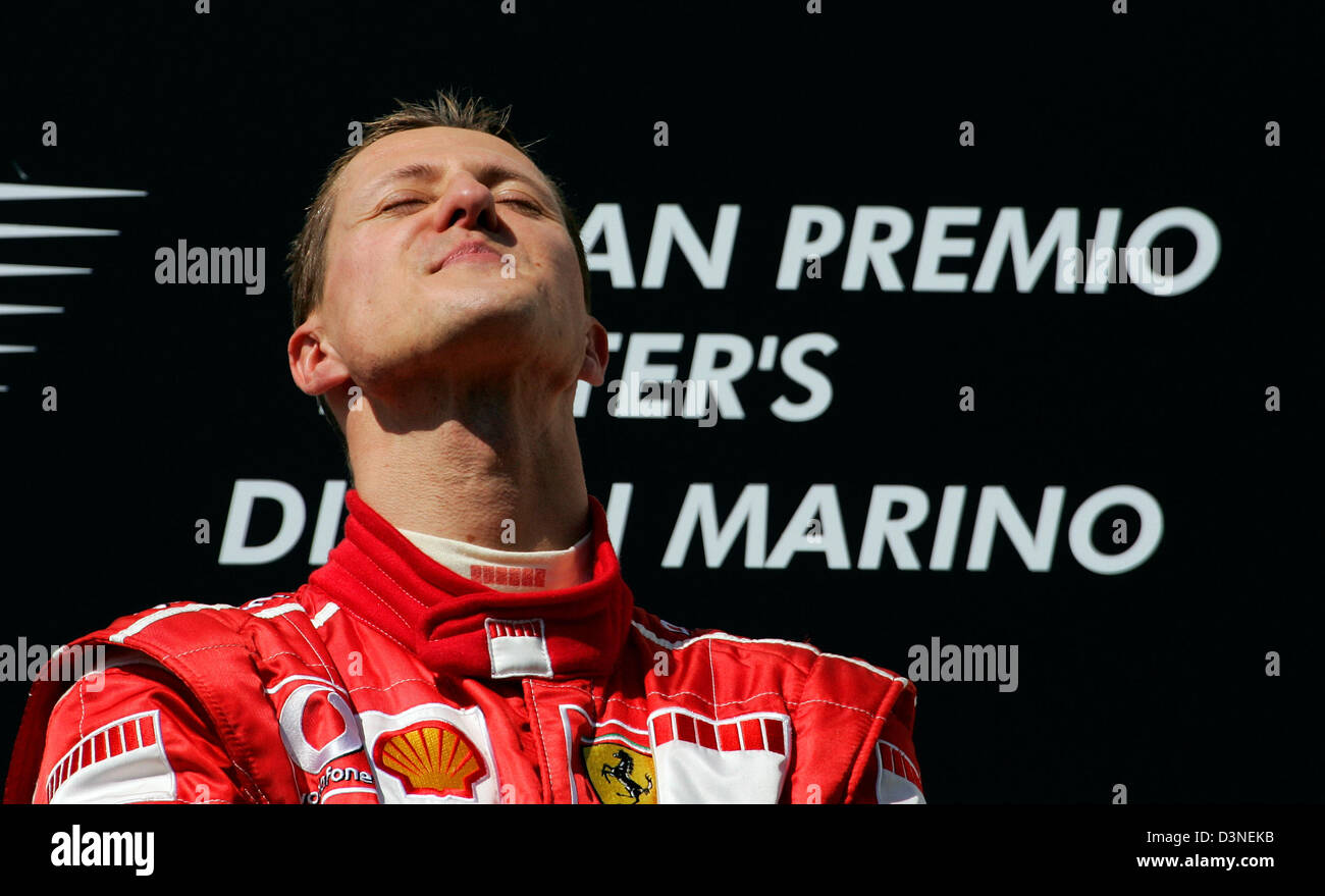 Il tedesco pilota di Formula Uno Michael Schumacher della Scuderia Ferrari F1 team gode ascoltando il suo inno nazionale sul podio dopo il Gran Premio di San Marino presso la pista di Imola, Italia, domenica 23 aprile 2006. Foto: Gero Breloer Foto Stock