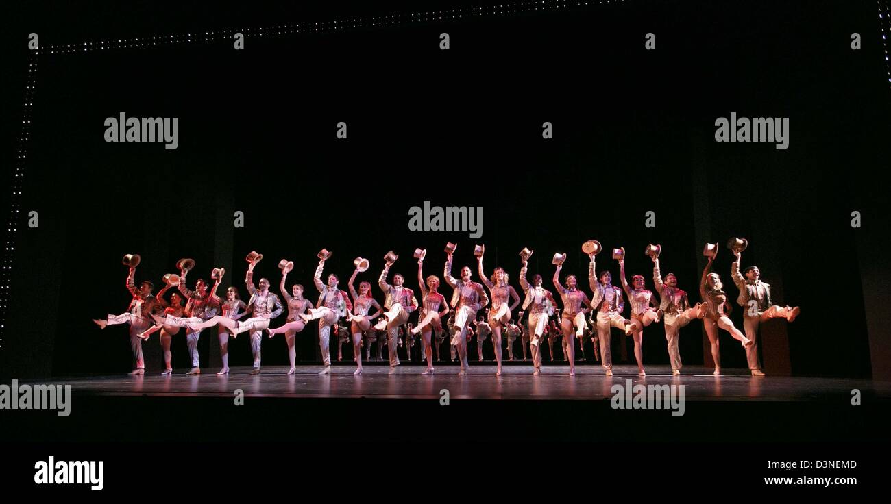 Una LINEA DI CORO al London Palladium, Londra in 2013 musiche: Marvin Hamlisch testi: Edward Kleban libro: James Kirkwood & Nicholas Dante Set design: Robin Wagner costumi: Theoni V Aldredge illuminazione: Tharon Musser & Natasha Katz coreografia direzione: Baayork Lee, Michael Bennett & Bob Avian Foto Stock