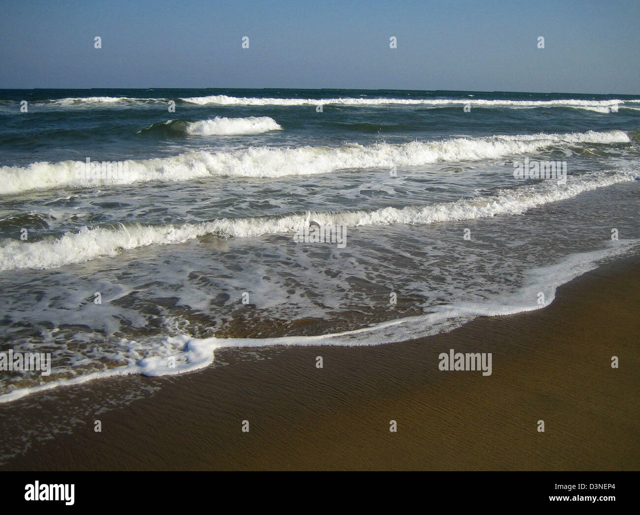 (Dpa file) - l'immagine mostra il lavaggio onde su una spiaggia sulla costa di Coromandel vicino a Mahabalipuram (Mamallapuram) nello stato di Tamil Nadu, India, 25 febbraio 2006. Il tsumami che ha colpito le coste nel dicembre 2004 ha provocato numerose vittime nonché ingenti danni alla proprietà. Foto: Beate Schleep Foto Stock