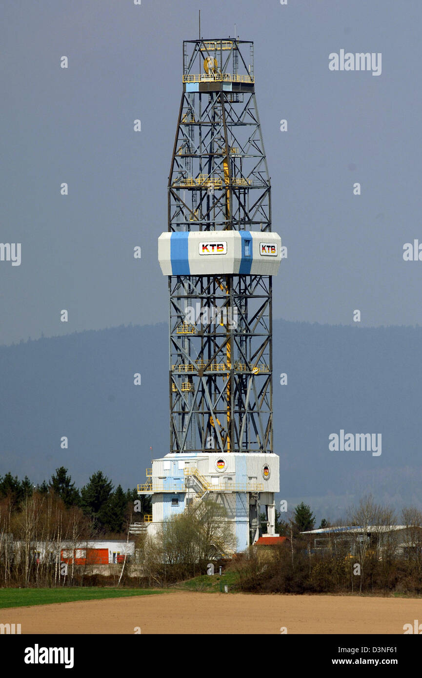 La foto mostra il 83 metri di perforazione derrick della tedesca Continental foratura profonda programma (KTB) in Windischeschenbach, Germania, 24 aprile 2006. Le due forature del ktb da ottobre 1994 con una profondità di 9,101 e 4,000 metri sono a disposizione degli scienziati per esperimenti e misurazione di lunga durata. Foto: Armin Weigel Foto Stock