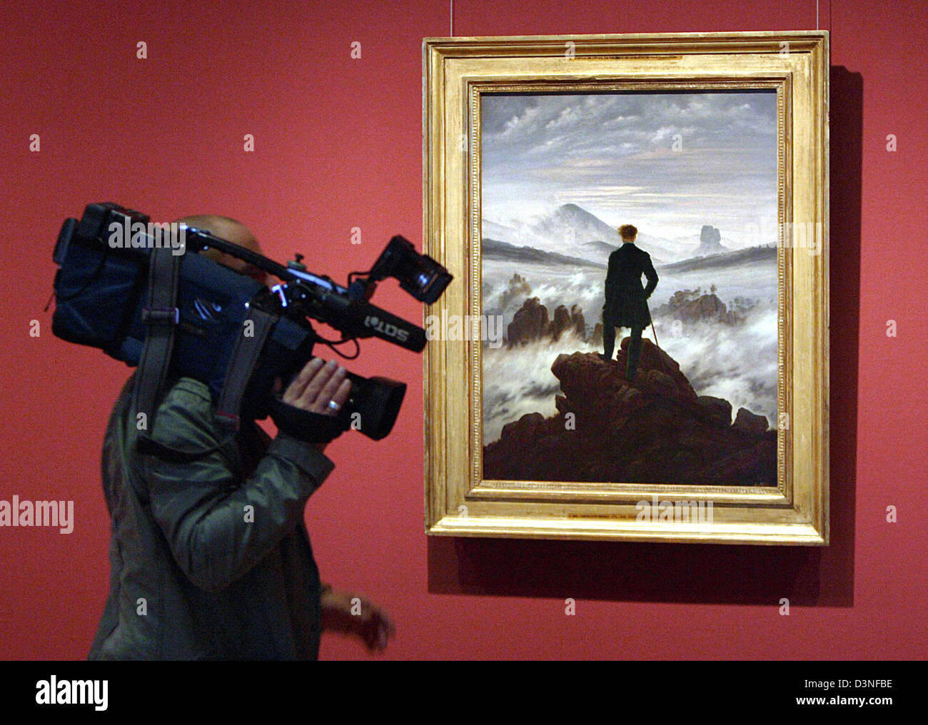 Un cameraman pellicole il dipinto 'il Wanderer sopra il mare di nebbia", creato nel 1818 da Caspar David Friedrich, di Essen, in Germania, martedì 2 maggio 2006. Il Museo Folkwang di Essen presenta una completa rassegna di Caspar David Friedrich (1774- 1840) funziona. Più di 70 dipinti su tela e 120 opere su carta sono stati portati insieme da 50 musei di tutto il mondo e può essere visto fr Foto Stock