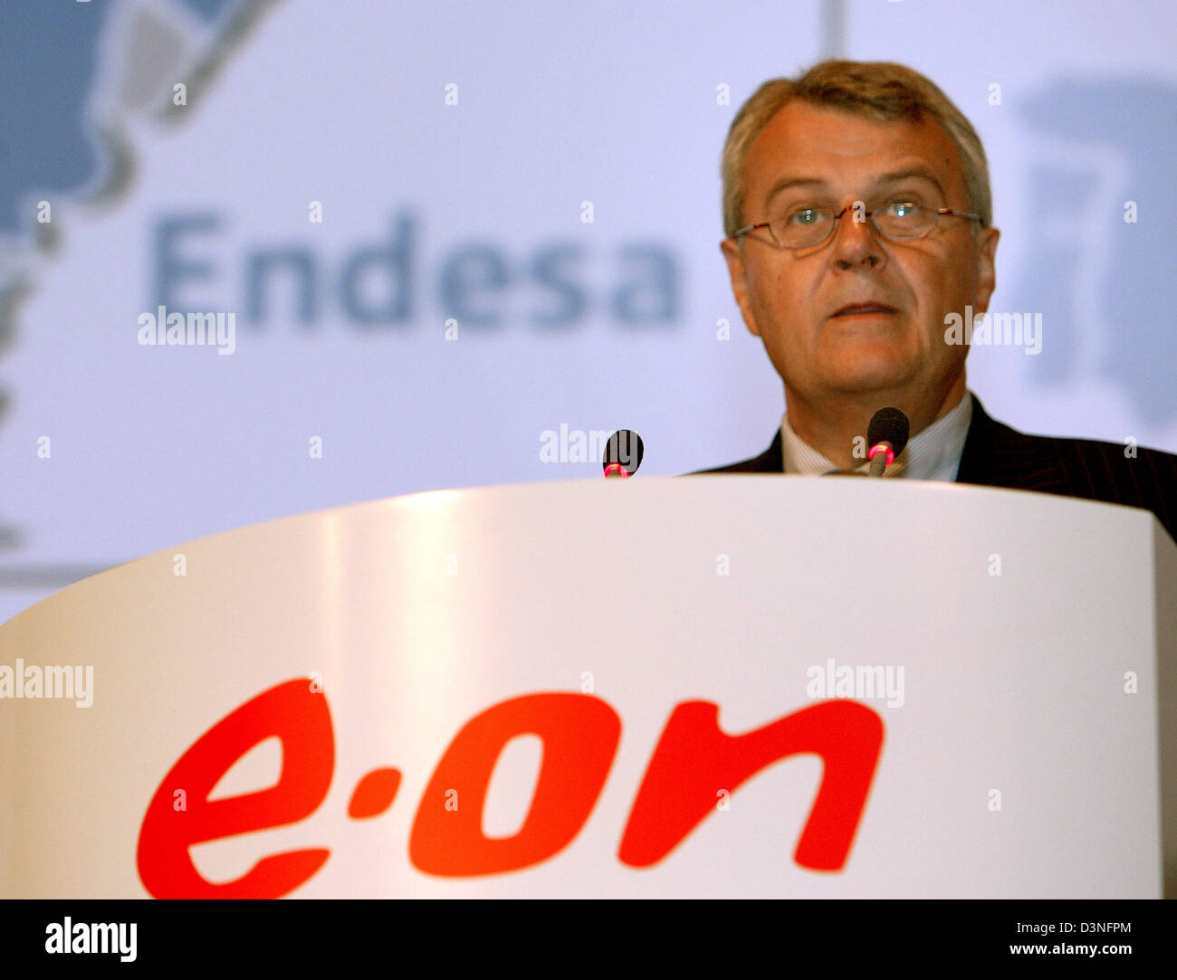 Wulf H. Bernotat, CEO di E.ON AG, parla alla riunione generale della sua società di Essen, in Germania, giovedì 4 maggio 2006. Problema di messa a fuoco è stata l'acquisizione di energia spagnola Endesa. E.ON è stato in grado di prenotare per un record a guadagnare nell'anno passato. Foto: Achim Scheidemann Foto Stock