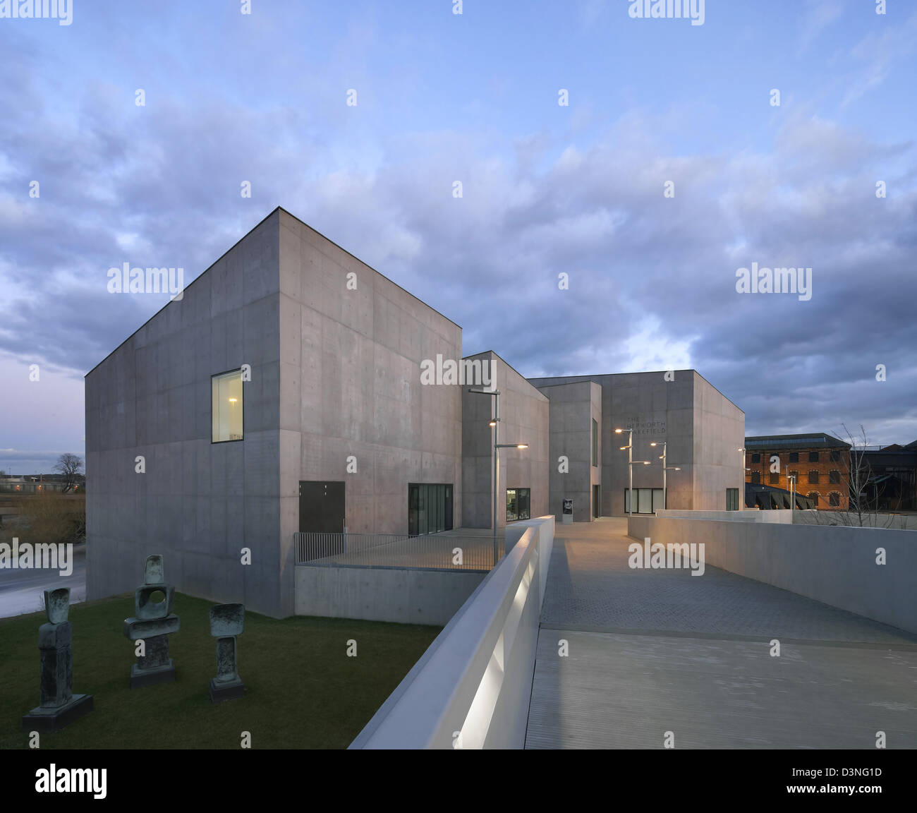 La Hepworth Wakefield, Margate, Regno Unito. Architetto: David Chipperfield Architects Ltd, 2011. Vista del tramonto della bri pedonale Foto Stock