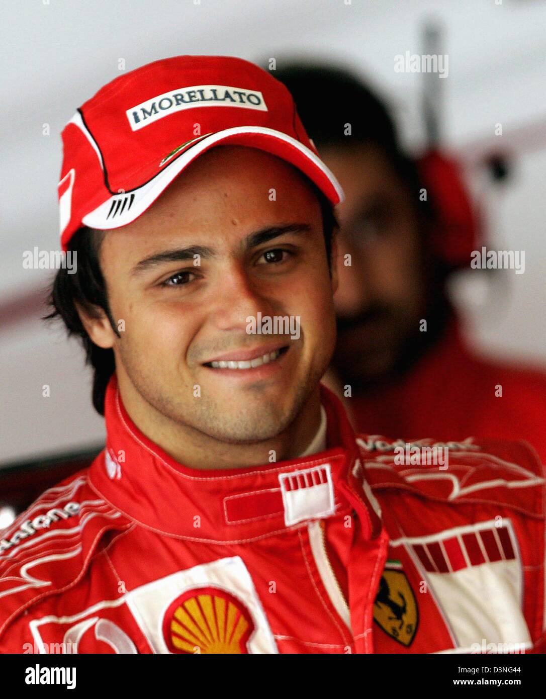 Il brasiliano pilota di Formula Uno Felipe Massa sulla Ferrari di F1 team sorriso nel pit durante la terza sessione di training per il 2006 di Formula 1 il Gran Premio d'Europa a circuito del Nuerburgring, in Germania, sabato 06 maggio 2006. Felipe Massa temporizzato il secondo tempo più veloce. Foto: Roland Weihrauch Foto Stock