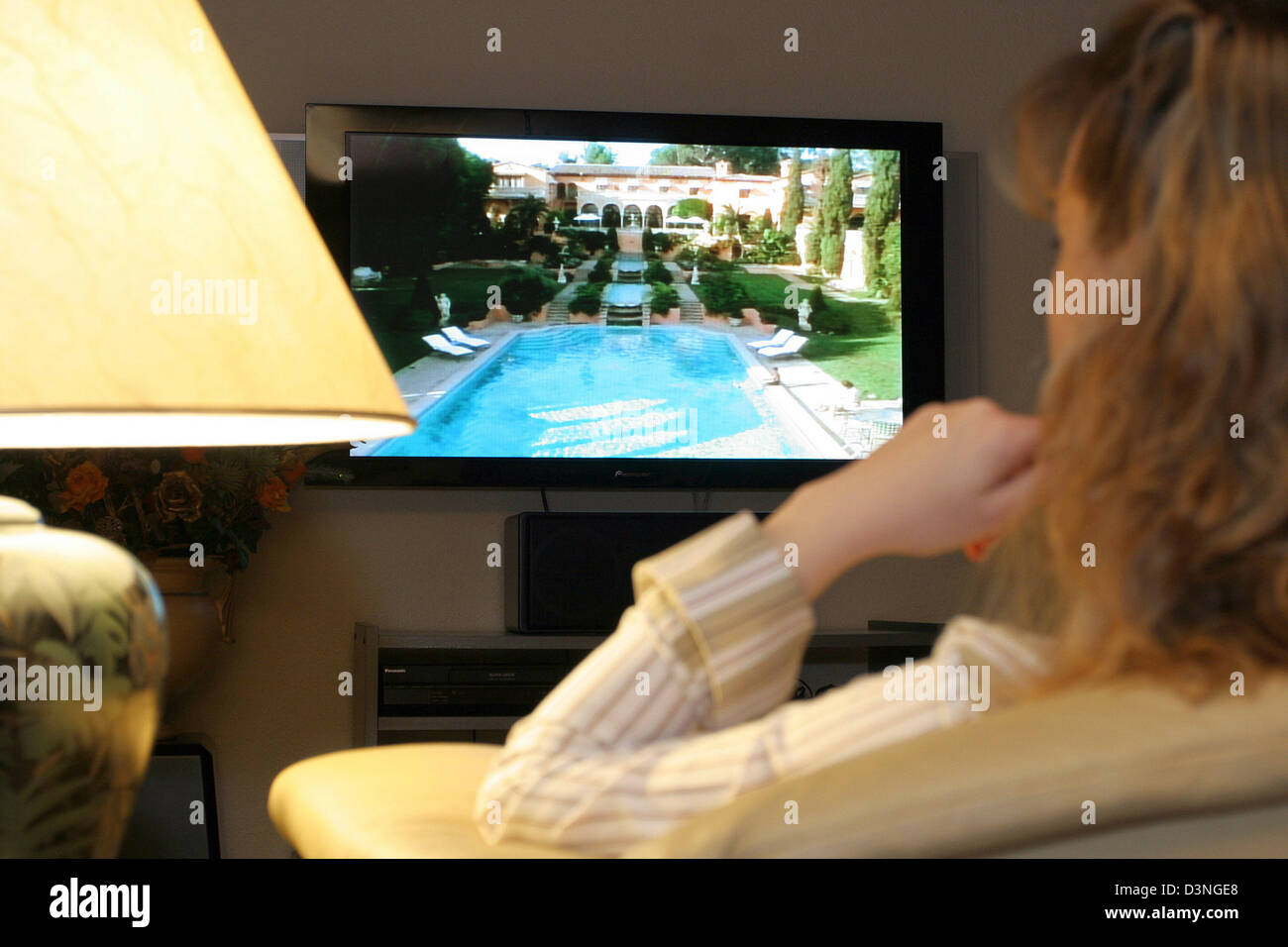 Una donna guarda la TV su un monitor a schermo piatto, Seligenstadt, Germania, 04 marzo 2006. Foto: Heiko Wolfraum Foto Stock