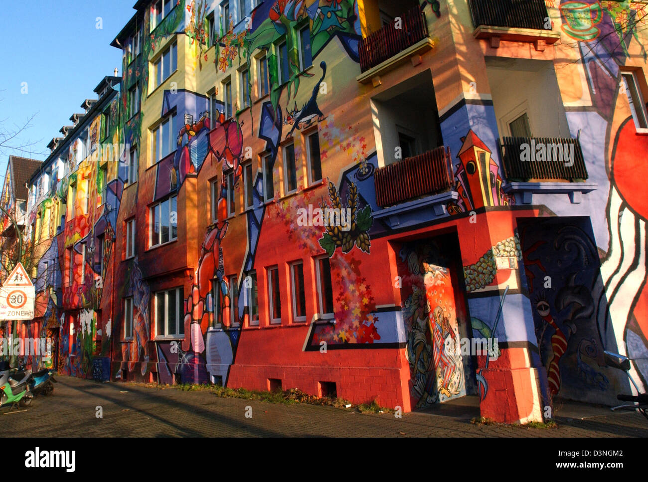 La foto mostra abilmente facciate dipinte di abitazioni in Kiefern-Street a Duesseldorf in Germania, giovedì, 12 gennaio 2006. La facciata era stata dipinta da gente che ci vive, capretti irroratrici e artisti internazionali sotto il coordinamento dalla società Farbfieber (colore africana). Insieme con l'azione di pittura vi erano state delle conferenze, proiezioni di film e discussioni su th Foto Stock