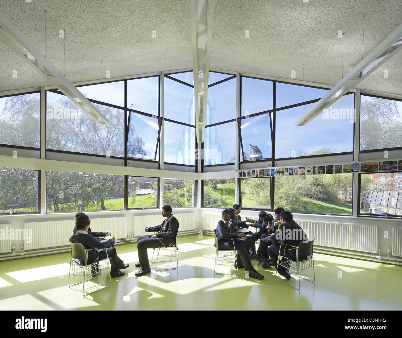 Accademia Globe, London, Regno Unito. Architetto: Amanda Levete Architects, 2011. Circolazione vetrato area con posti a sedere informali. Foto Stock