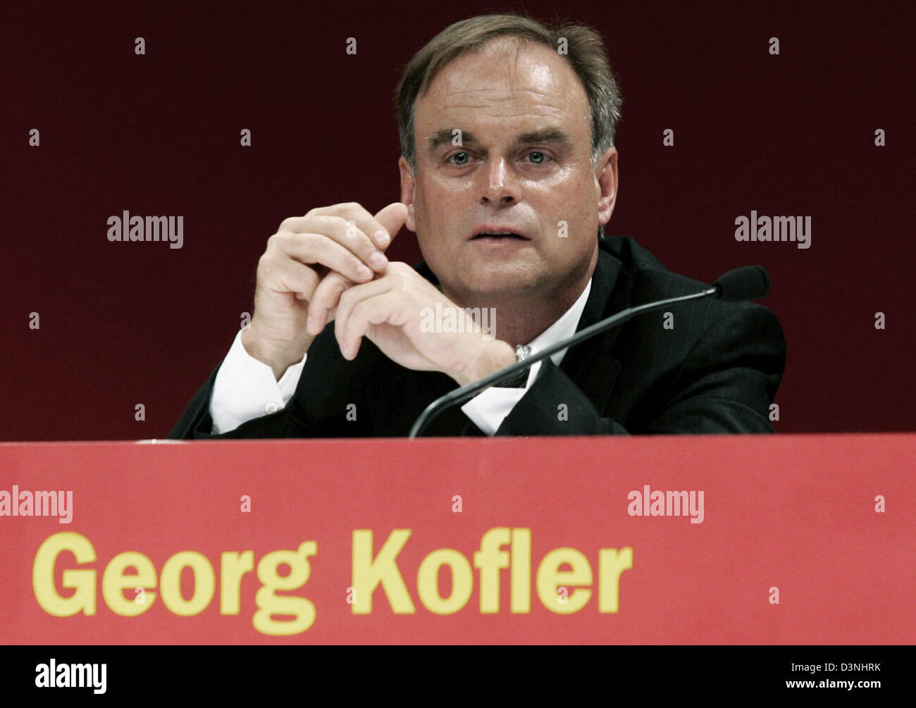 Premiere AG CEO Georg Kofler pone prima dell'emittente televisiva della riunione generale a Monaco di Baviera, Germania, mercoledì 17 maggio 2006. Dopo aver perso i diritti televisivi per la diffusione del tedesco Bundeliga partite di calcio lo scorso dicembre e il seguente tasso di stock crash Kofler facce severe critiche. Foto: Matthias Schrader Foto Stock