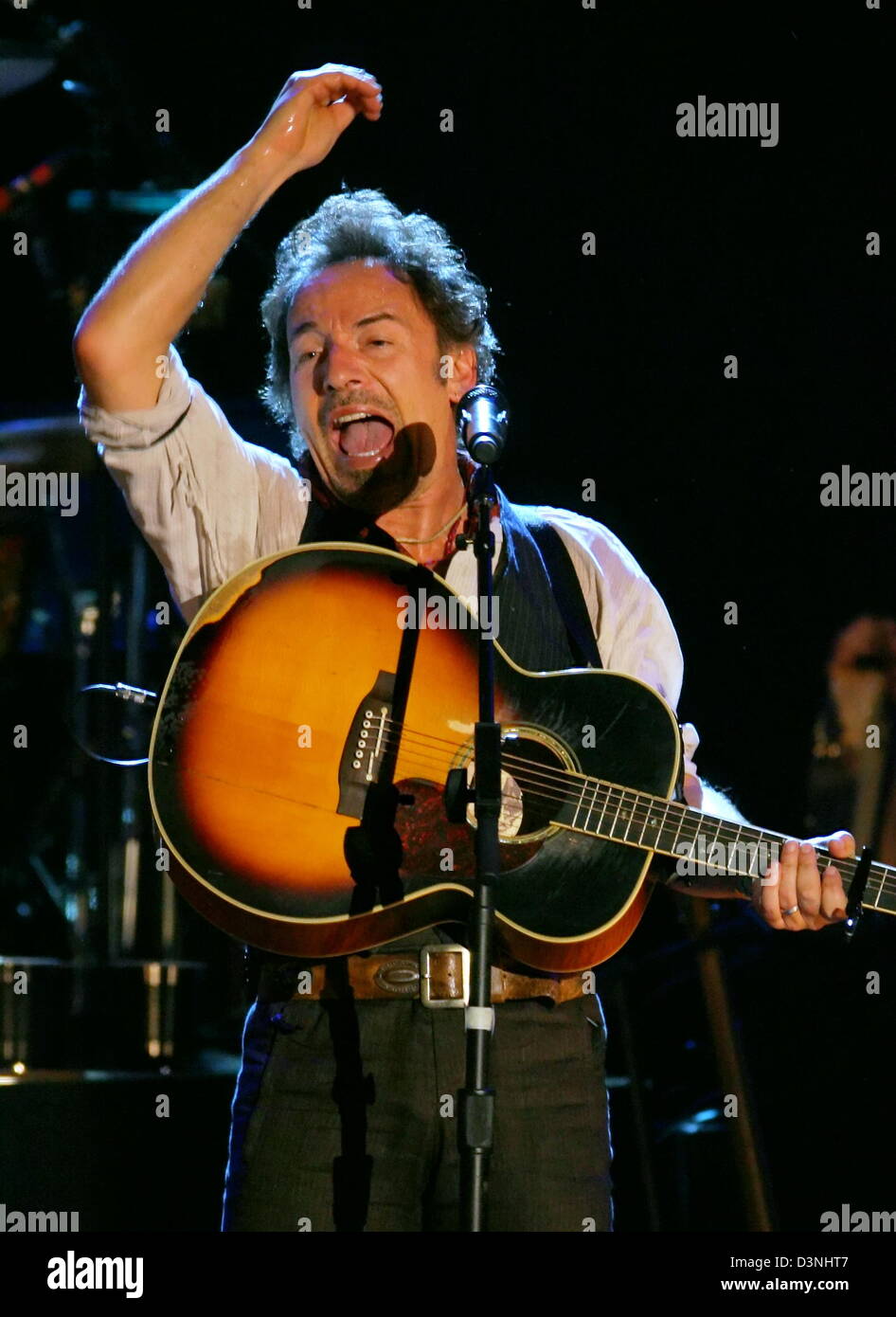 Noi rock americano musicista Bruce Springsteen esegue insieme con il 'Ssessioni eeger Band' i brani del suo nuovo record "Vinceremo: il Seeger Sessions" sul palco del Festhalle di Francoforte sul Meno, Germania, mercoledì 17 maggio 2006. Per l'album Springsteen ha invitato 17 musicisti di strada per registrare 13 canzoni di noi cantante folk e diritti civili Attivista Peter Seeger. Conce Foto Stock