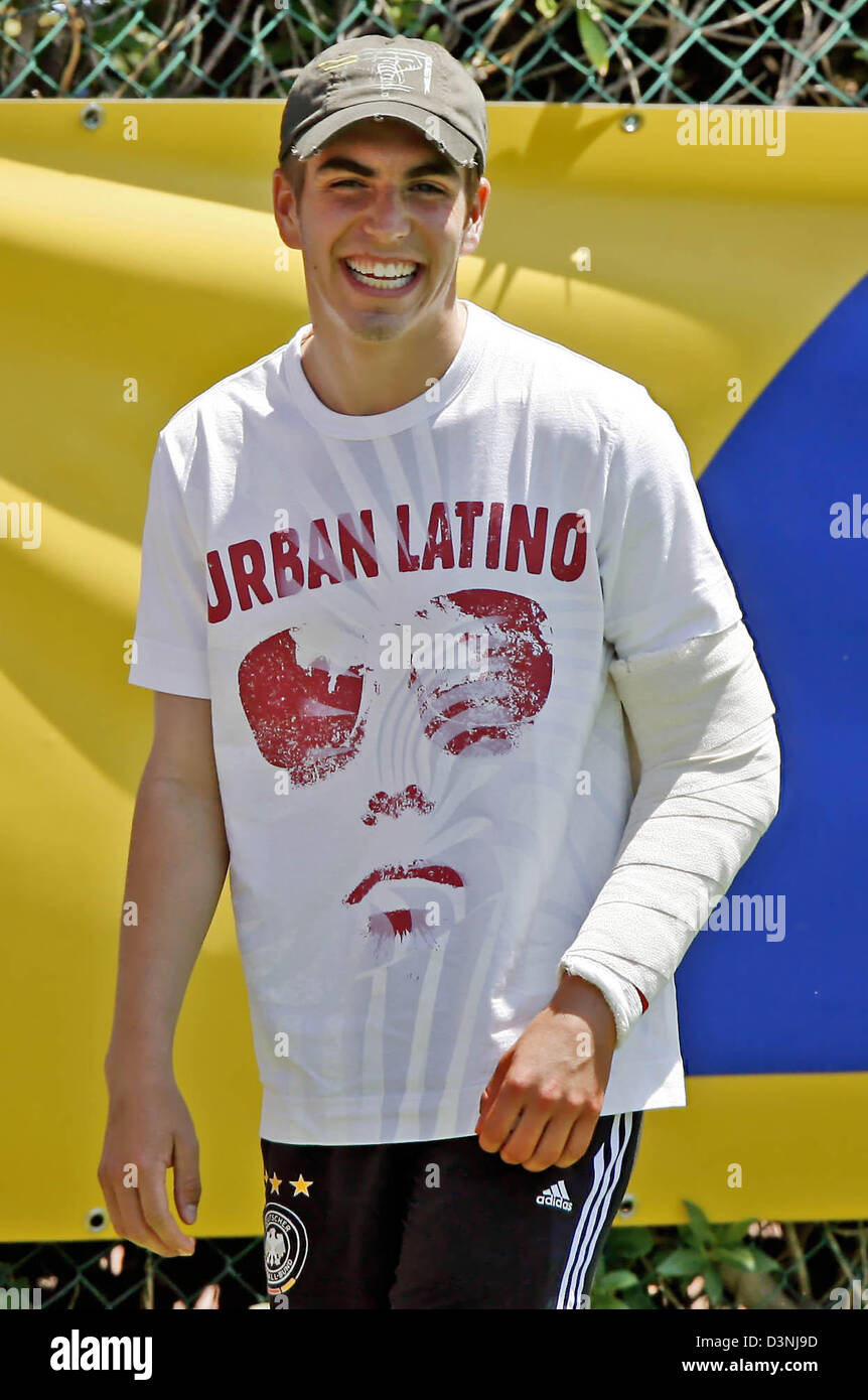 Il ferito tedesco giocatore nazionale Philipp Lahm ride durante la pratica in Cagliari Sardegna, Italia, sabato 20 maggio 2006. La squadra di calcio tedesca (associazione Deutscher Fußballbund, DFB) mettere fino al resort di lusso "Fortevillage' per una rigenerazione training camp. Foto: Michael Hanschke Foto Stock