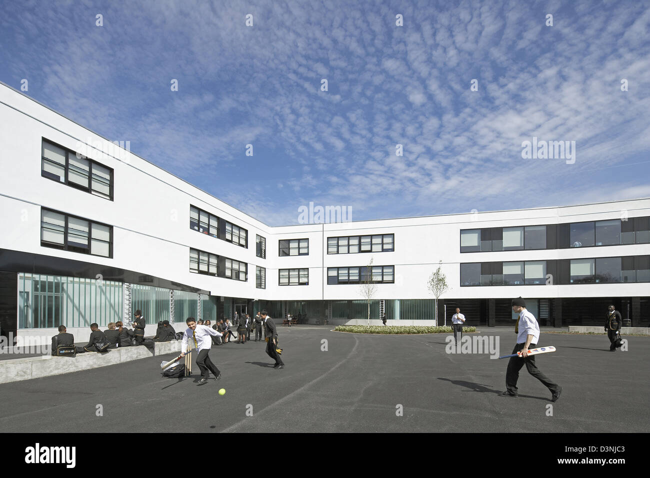 Accademia Globe, London, Regno Unito. Architetto: Amanda Levete Architects, 2011. Tre piani di blocco di insegnamento, schoolyard e st Foto Stock