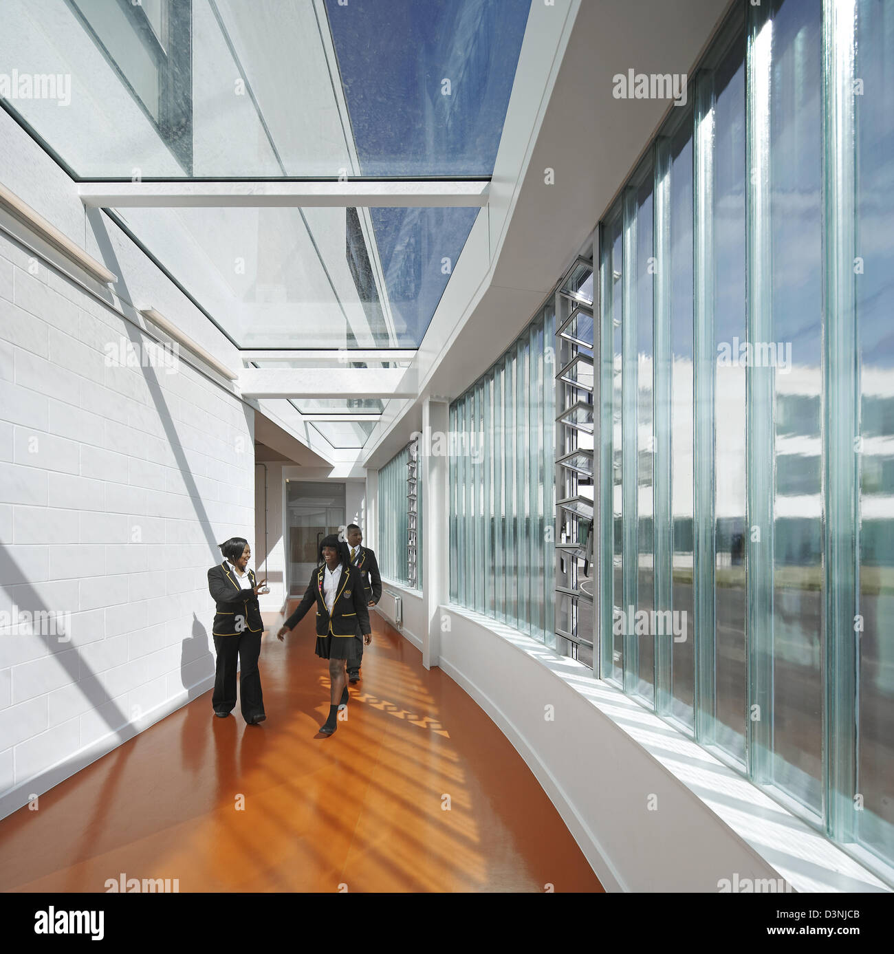 Accademia Globe, London, Regno Unito. Architetto: Amanda Levete Architects, 2011. Corridoio vetrato con lucernario. Foto Stock