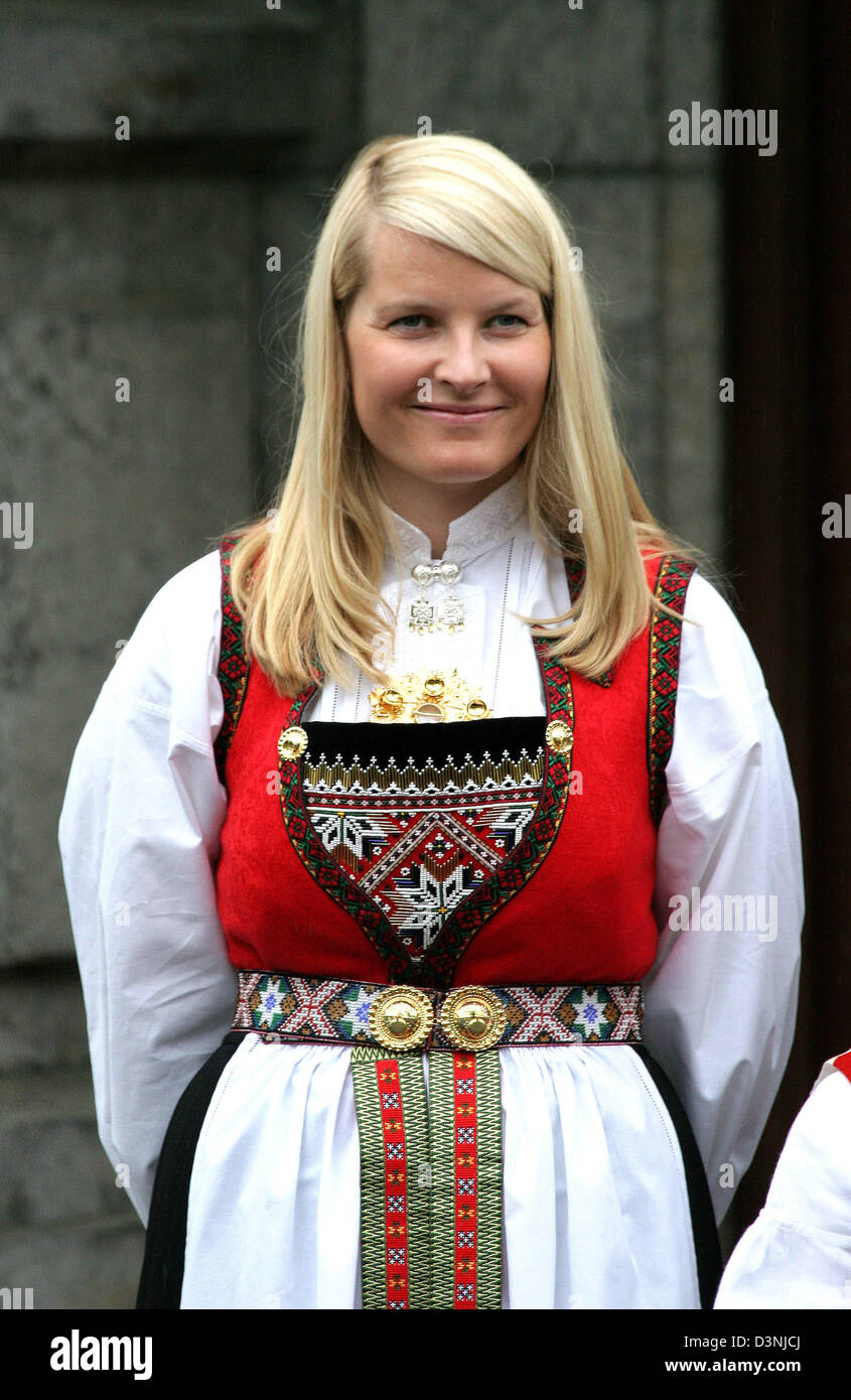 La principessa Mette-Marit della Norvegia nella foto sorridente come la famiglia reale viene visualizzato per i fotografi per la festa nazionale presso la propria residenza Skaugum a Oslo, Norvegia, 17 maggio 2006. Foto: Albert Nieboer (PAESI BASSI) Foto Stock