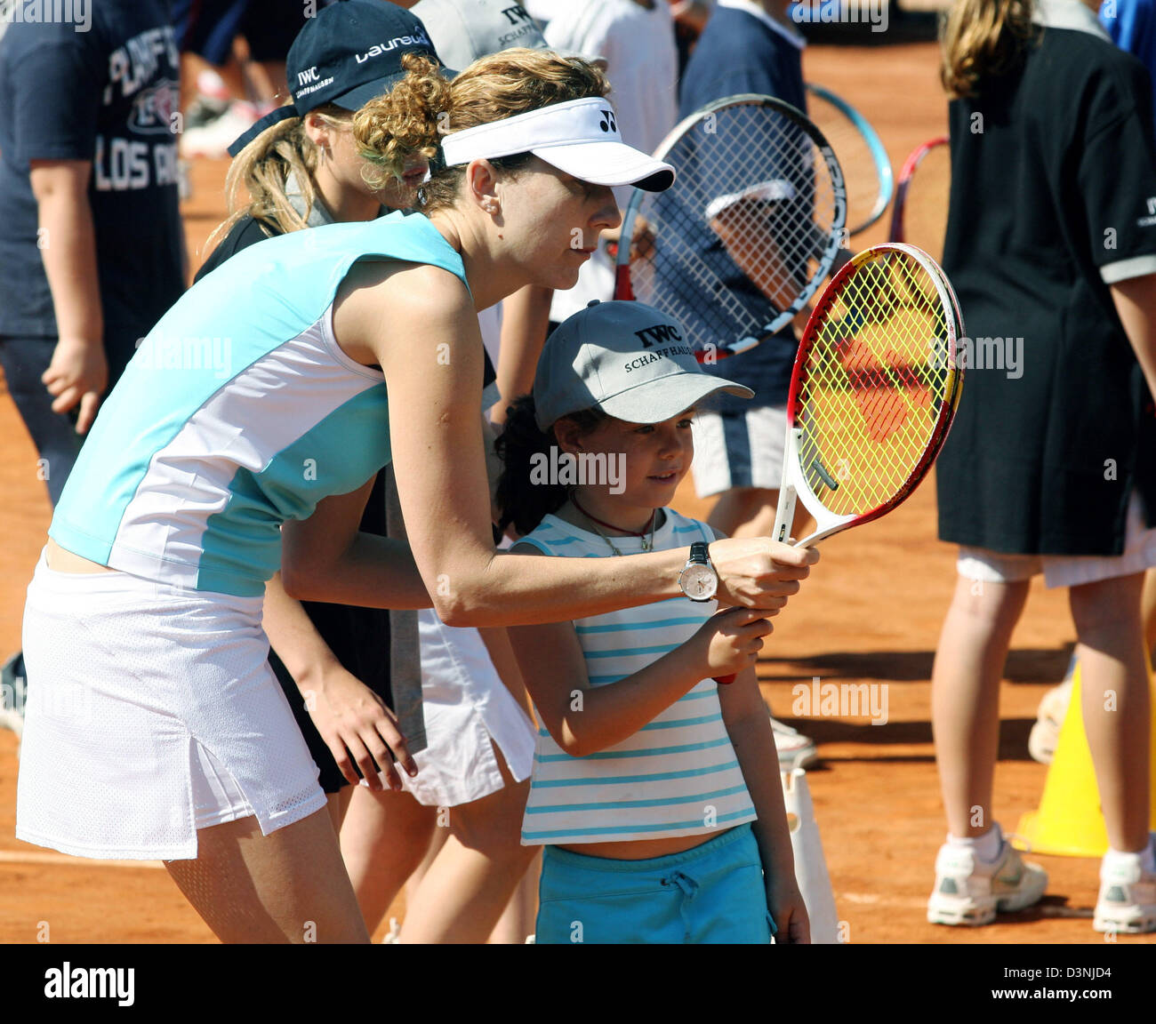 Ex stella del tennis Monica Seles dà una lezione ai bambini nel Real Club de tenis Barcelona, Spagna, Domenica, 21 maggio 2006. La manifestazione fa parte del programma per il Laureus World Sports Awards avrà luogo lunedì 22 maggio a Barcellona. Il riconoscimento premia il mondo di liquidare gli atleti e sportivi. Foto: Uli Deck Foto Stock