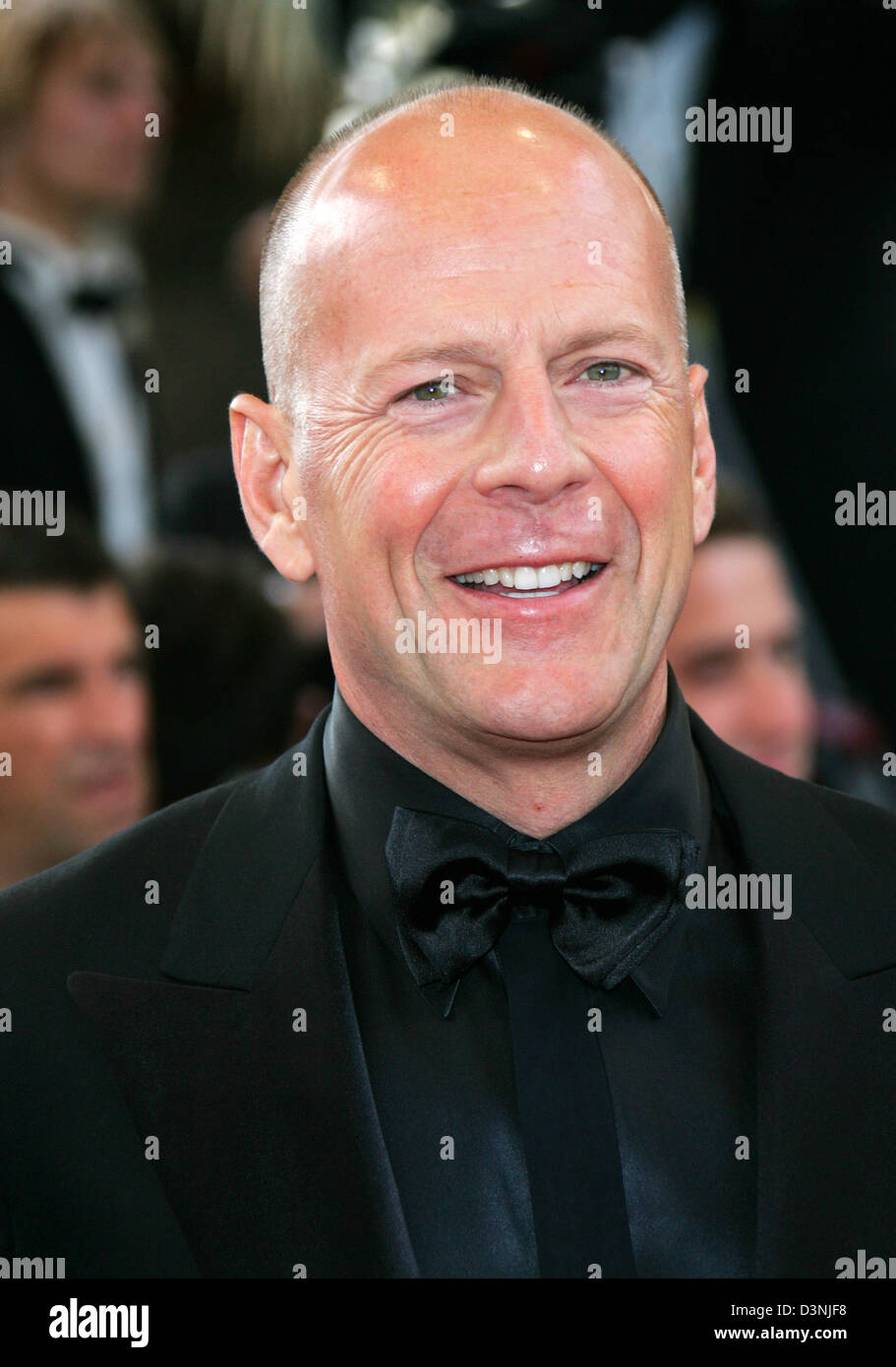 Noi attore americano Bruce Willis arriva alla premiere del film "oltre la siepe' alla 59a Film Festival di Cannes, Francia, domenica 21 maggio 2006. Foto: Hubert Boesl Foto Stock