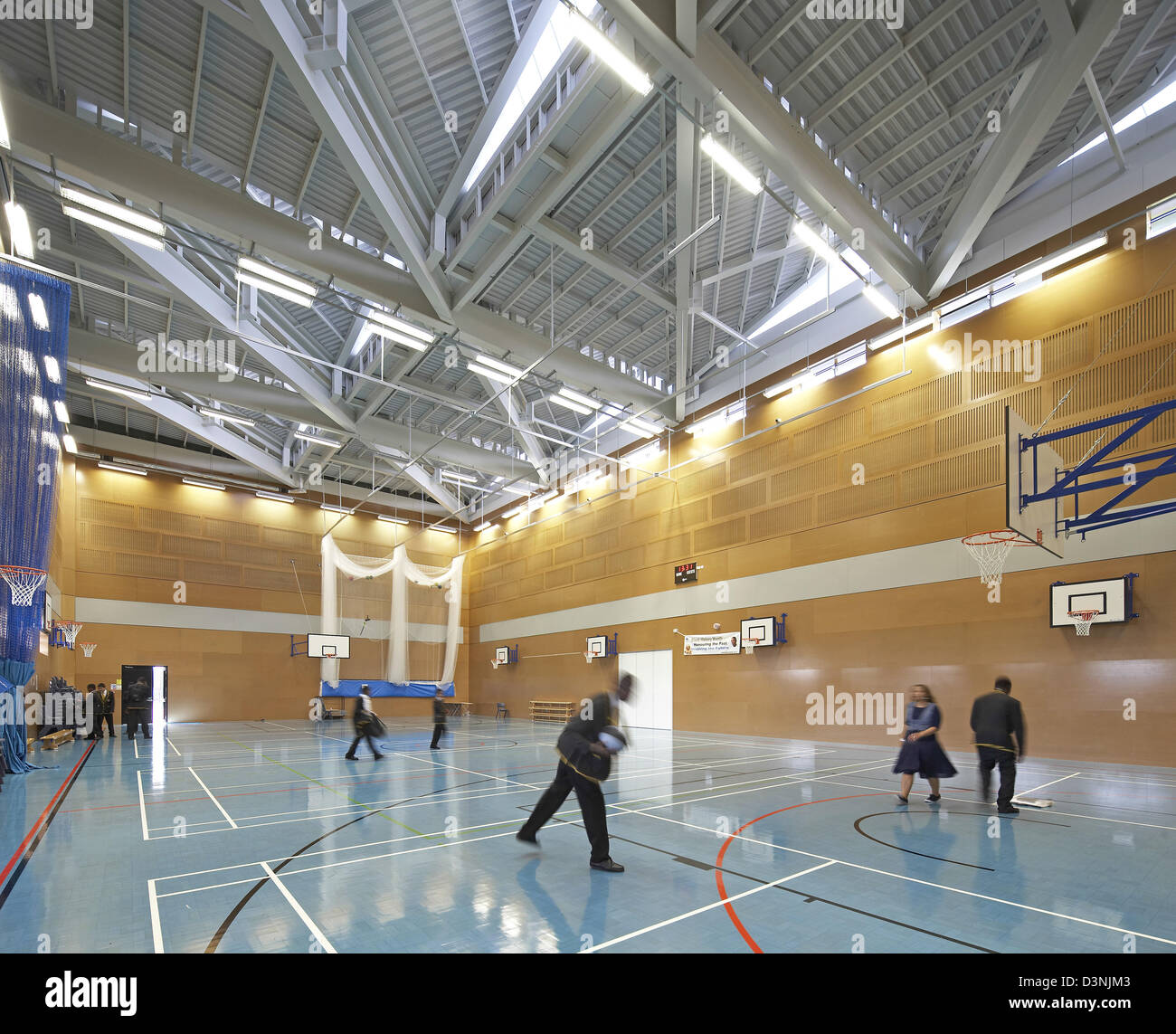 Accademia Globe, London, Regno Unito. Architetto: Amanda Levete Architects, 2011. Vista su tutta la palestra con gli studenti a giocare. Foto Stock