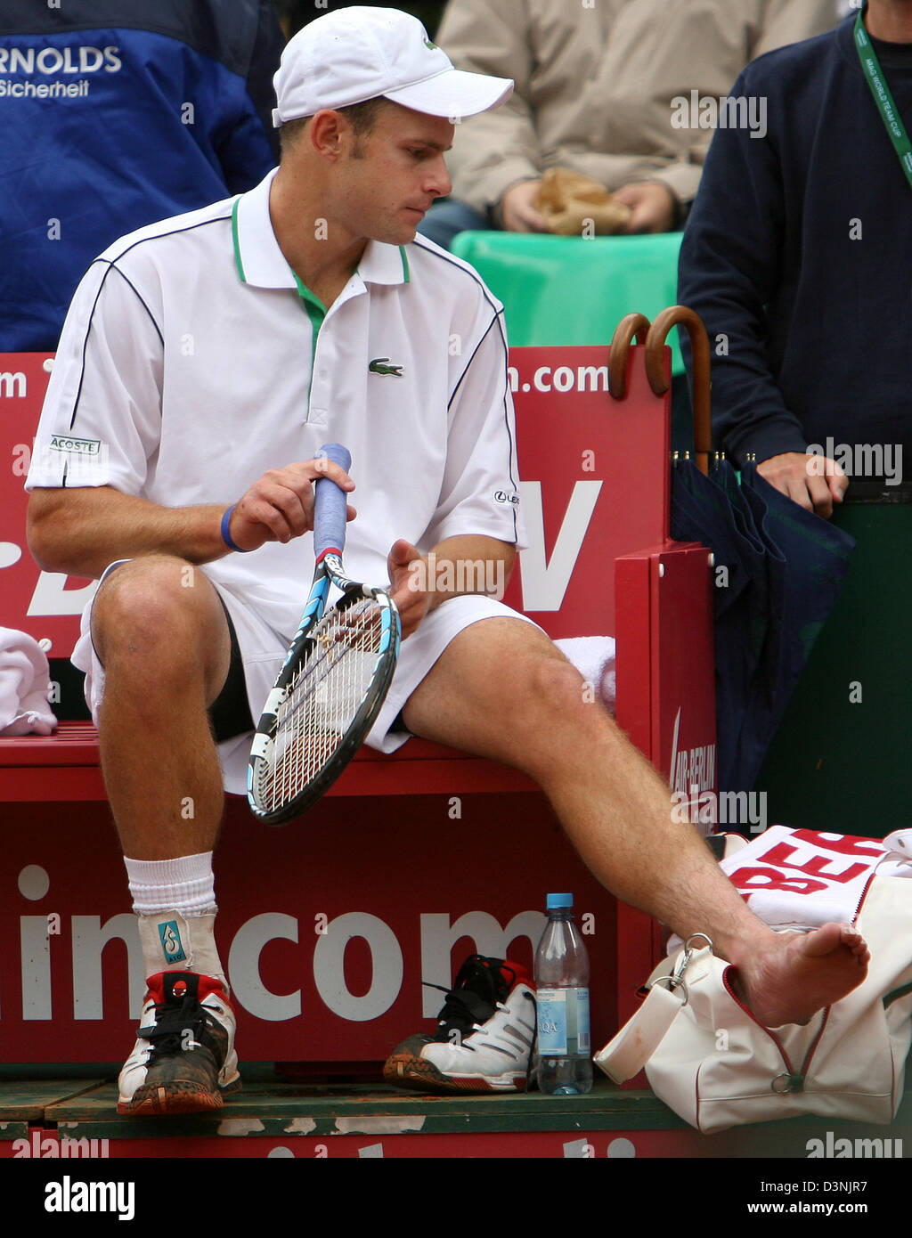 Americano Andy Roddick si siede sul banco di lavoro durante la sua partita contro il cileno Massu presso il Tennis World Team Cup match a Duesseldorf in Germania, mercoledì 24 maggio 2006. Roddick ha dovuto capitolare a causa di un piede lesioni. Foto: Achim Scheidemann Foto Stock