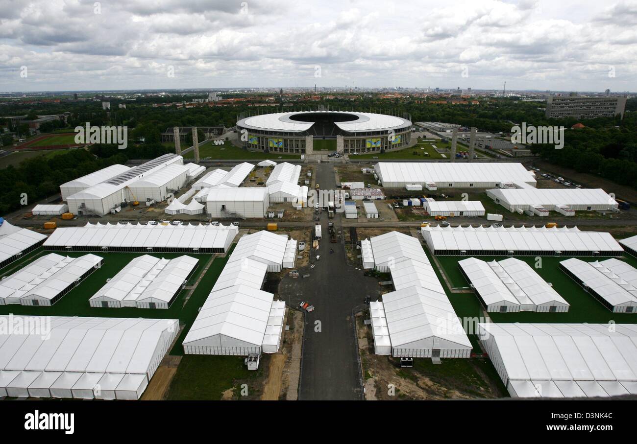 La zona VIP e il media center sono montati fino allo stadio Olimpico di Berlino, Germania, Venerdì, 26 maggio 2006. Con esso il luogo che ospita la Coppa del Mondo FIFA 2006 finale è pronto per il torneo. Esso sarà consegnato alla FIFA technical lunedì 29 maggio. La prima Coppa del Mondo FIFA 2006 corrispondono a Berlino sarà il Brasile vs Croazia il 13 giugno. Foto: Steffen Kugler Foto Stock