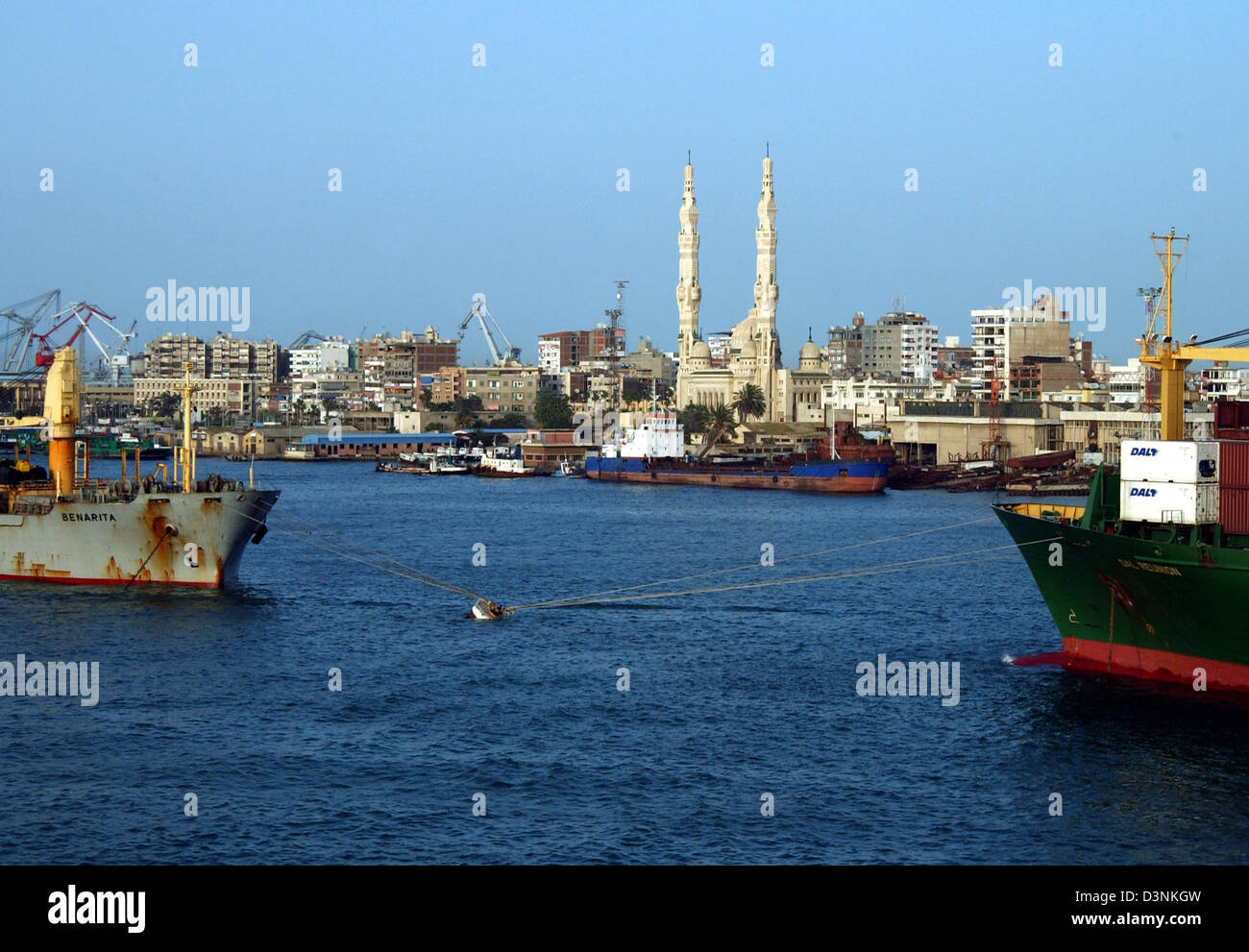 La vista sul porto di Port Fuad presso l'imboccatura settentrionale del Canale di Suez, Egitto, 17 aprile 2006. I 195 chilometri di Canale di Suez collega il Mar Mediterraneo con il Mar Rosso attraverso il Golfo di Suez. Foto: Horst Ossinger Foto Stock