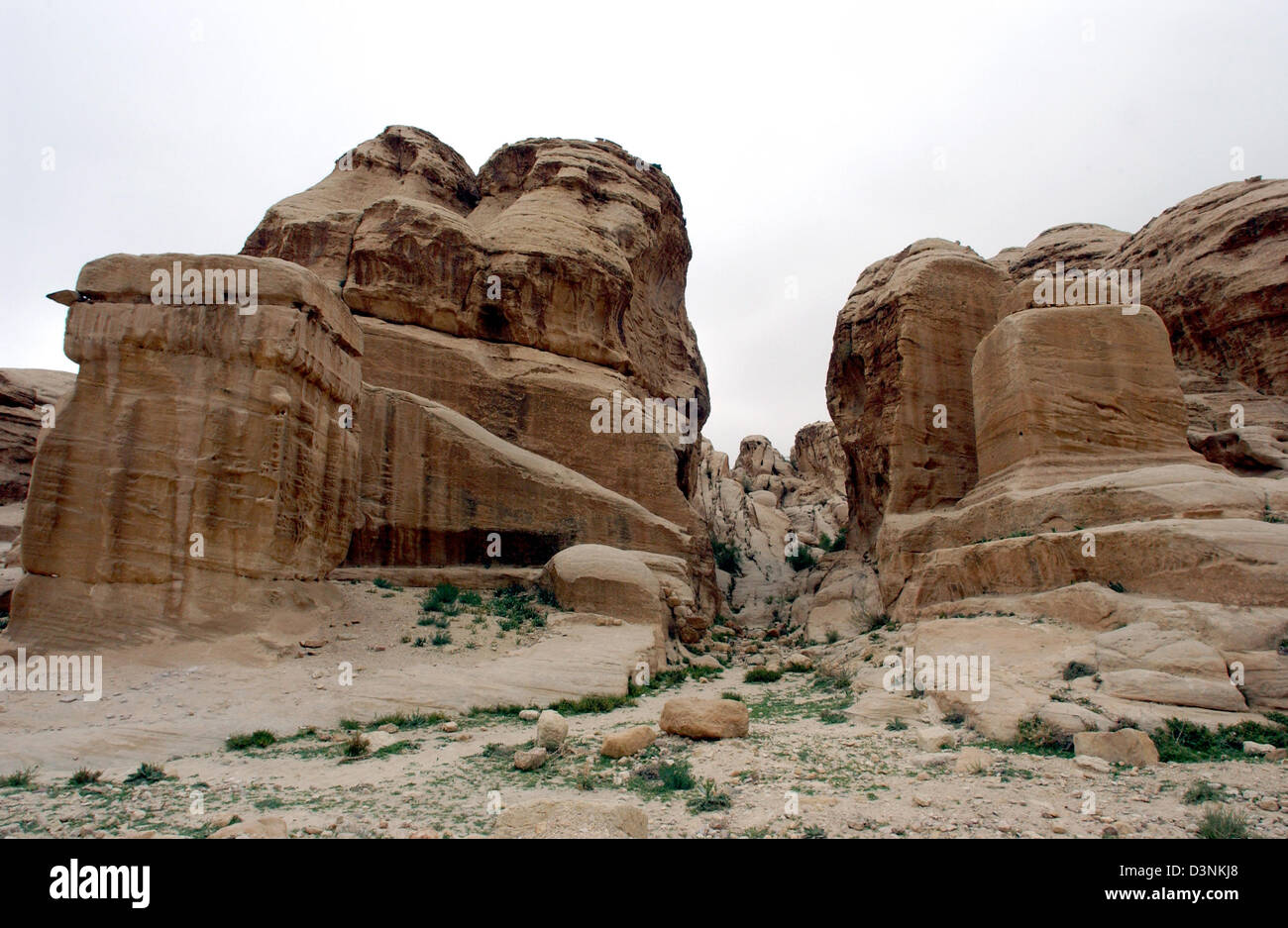 La foto mostra la gola rocciosa del famoso e antico rudere sito Petra in Giordania Meridionale, 16 aprile 2006. Dal 169 A.C. Petra fu la capitale dell'impero Nabataean, poiché 106DC la capitale della provincia romana in Arabia, nel III secolo D.C. di Munizipium, nel IV secolo d.c. vescovile. Dopo che questo è stato luogo di trading in roulotte e commerciale è stato abbandonato dopo la conquista da parte di Foto Stock