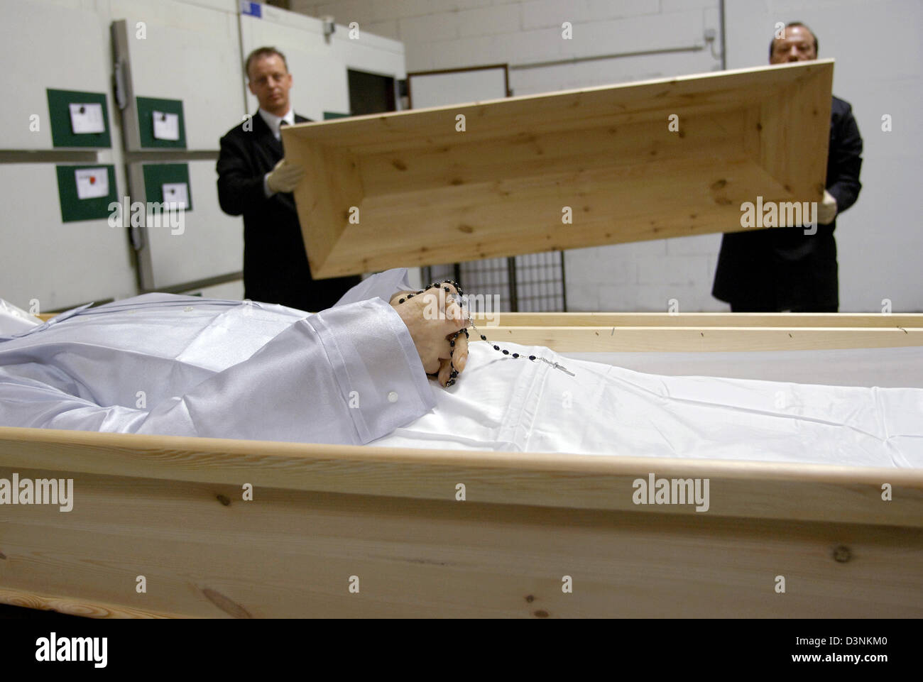 I dipendenti dell'impresario di pompe funebri Karl Schumacher preparare un  cadavere per il trasporto per aprire una posa a Oberhausen, Germania, 24  aprile 2006. L'impresario di pompe funebri Karl Schumacher fu fondata