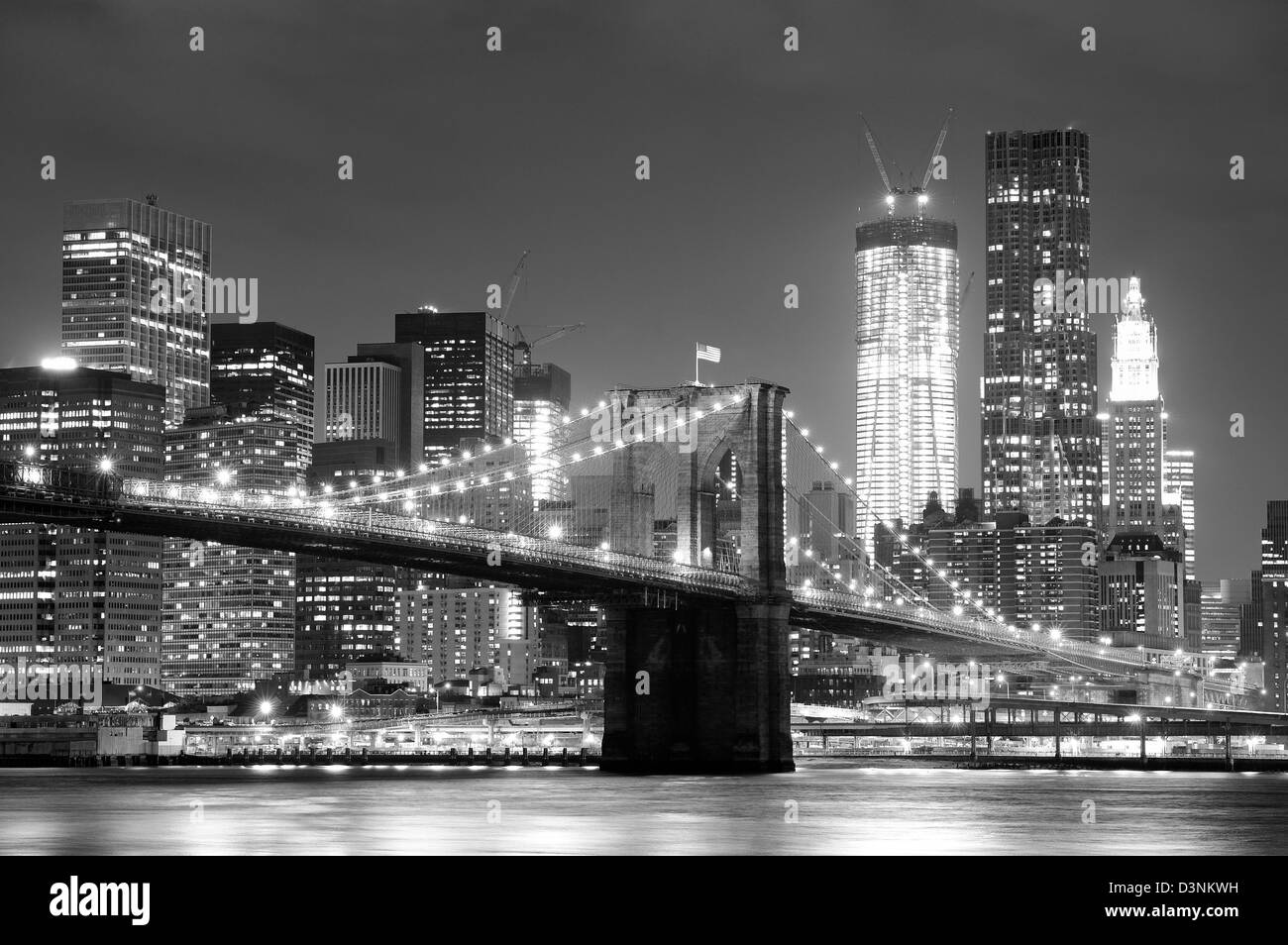 New York City Ponte di Brooklyn in bianco e nero con skyline del centro su East River. Foto Stock