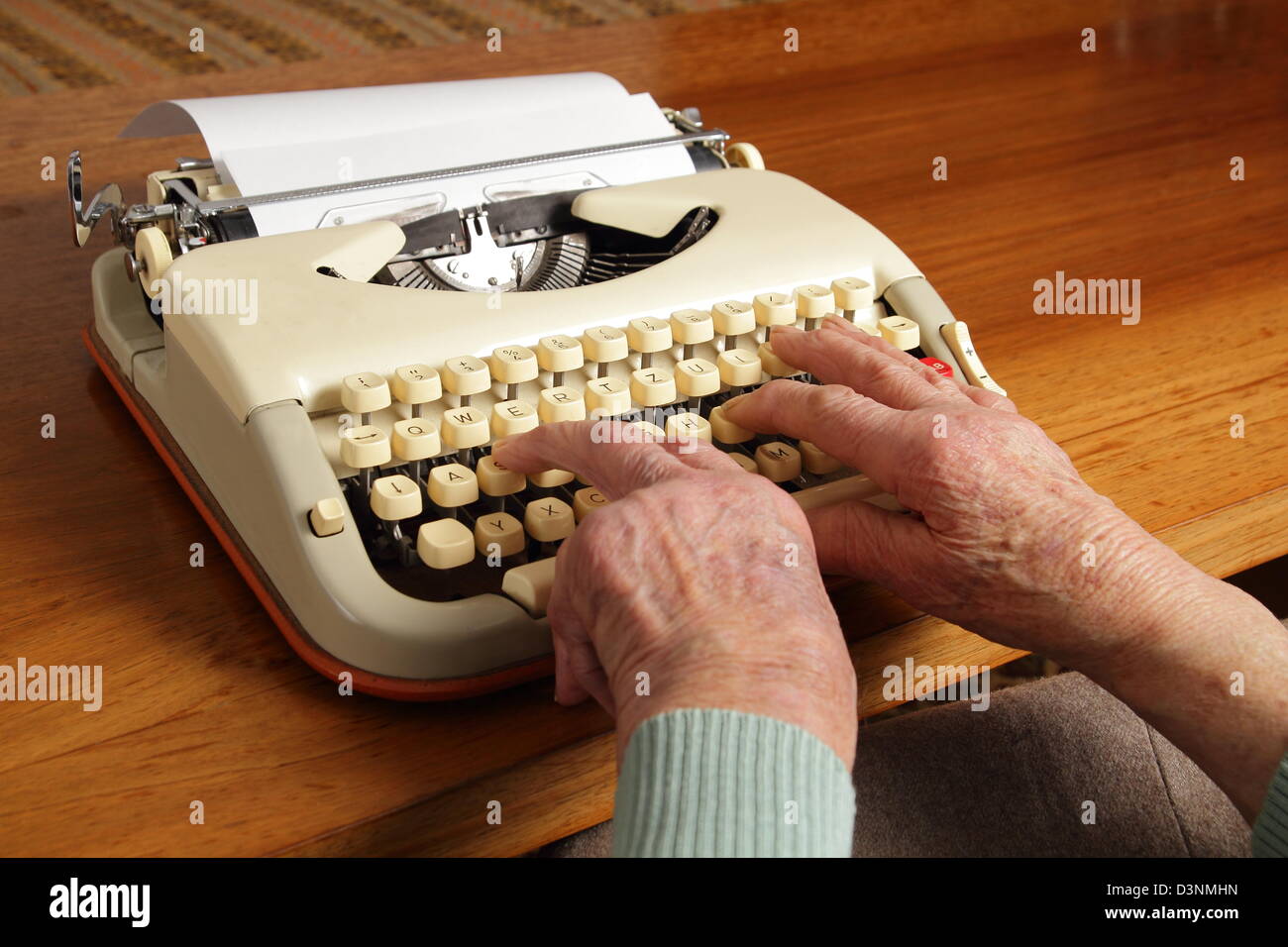 La nonna scrivere con una vecchia macchina da scrivere Foto stock - Alamy