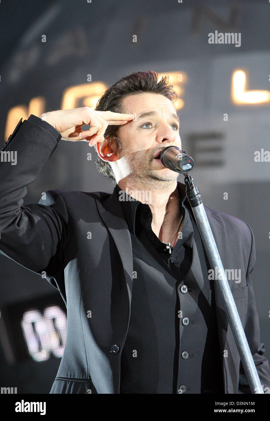 Dave Gahan, cantante britannica di top-vendita Band Depeche Mode esegue in stadio Weser di Brema, Germania, lunedì 5 giugno 2006. Depeche Mode inizia il suo tour Open-Air in Stadio Weser. Il tour del loro attuale album 'giocando l'Angelo' conduce la band in tutta Europa durante le prossime settimane di eseguire più di venti anni di Depeche Mode da 'una questione di tempo' a 'Suffer abbiamo Foto Stock