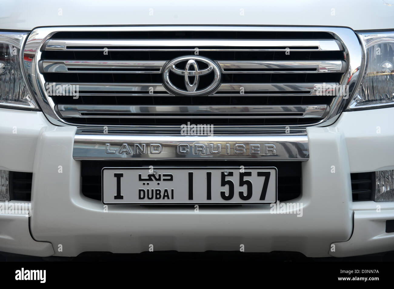 Una Toyota Land Cruiser con una targa degli Emirati Arabi Uniti. Foto Stock