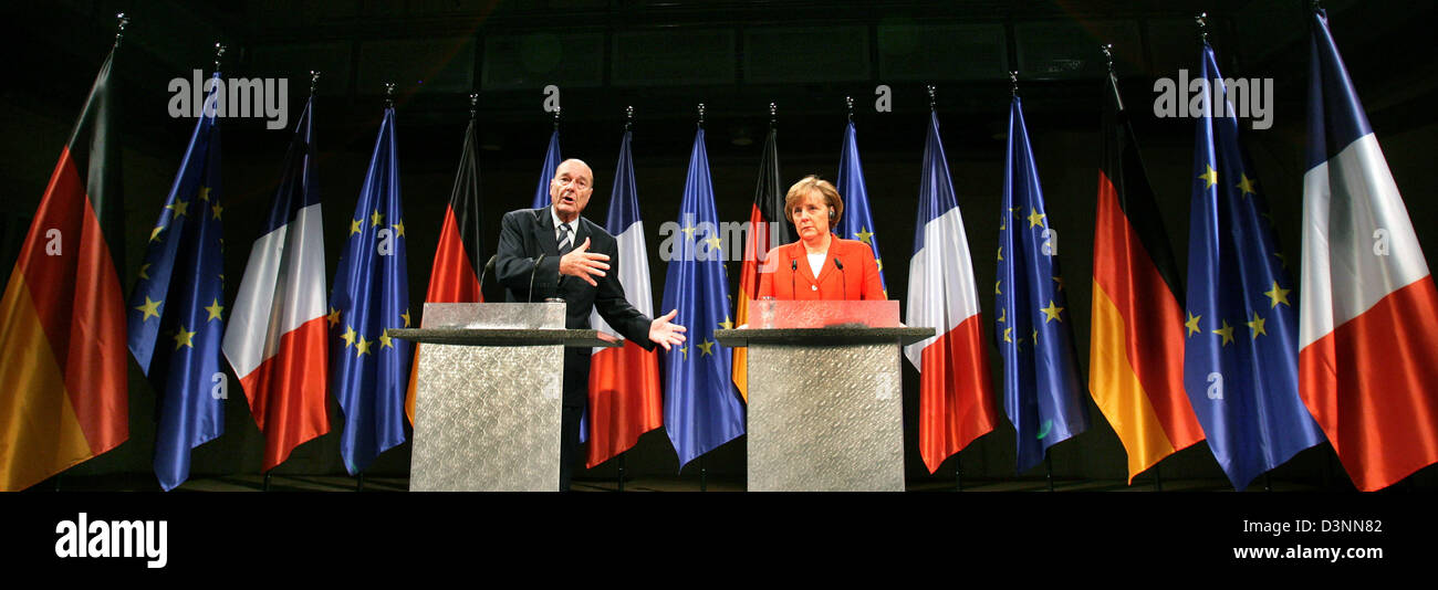 Il cancelliere tedesco Angela Merkel (R) e il presidente francese Jacques Chirac (L) rispondere alle domande nel corso di una conferenza stampa a Rheinsberg, Germania, martedì 6 giugno 2006. L'incontro avviene in occasione della routineTedesco-francese governo consultazioni. Esso serve per preparare il prossimo vertice UE alla fine di giugno a Bruxelles, Belgio. Foto: Peer Grimm Foto Stock