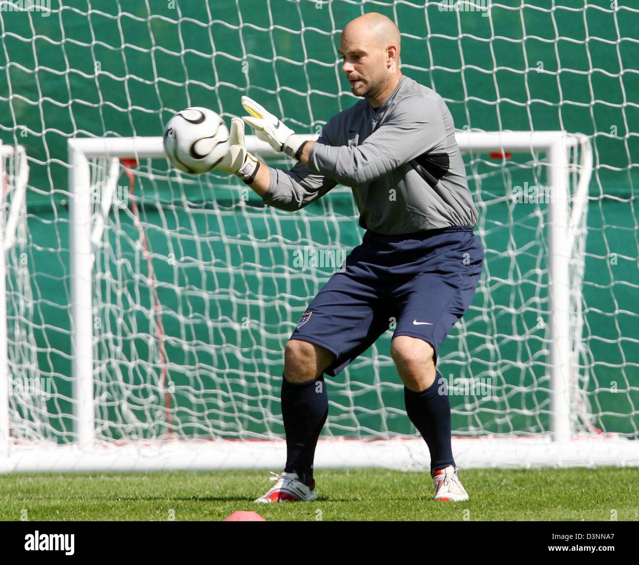 Noi American National Soccer team portiere di riserva Marcus Hahnemann catture una palla durante una sessione di prove libere a Hamburg-Ochsenzoll strutture di formazione, Germania, giovedì, 08 giugno 2006. Hahnemann sono i genitori immigrati negli Stati Uniti. Egli ha ancora un passaporto tedesco. Foto: Kay Nietfeld Foto Stock