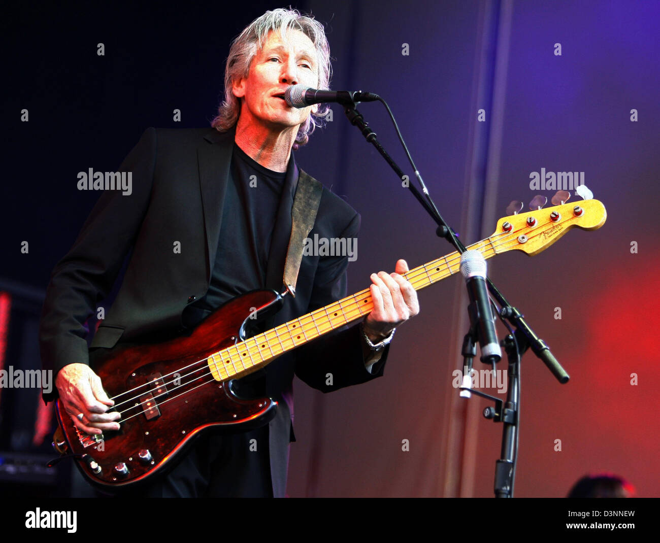 Roger Waters, fondatore comune di cult band Pink Floyd, compie durante un concerto al teatro all'aperto "Wuhlheide" di Berlino, Germania, giovedì, 08 giugno 2006. Acque ha intrapreso una carriera solista nel 1985 dopo i problemi con gli altri Pink Floyd membri emerse. Tuttavia egli ha giocato qualche vecchia band classics durante il suo unico concerto in Germania. Foto: Steffen Kugler (ATTENZIONE: Us Foto Stock