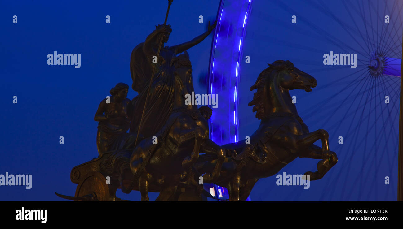 Boadicea's Chariot e London Eye Westminster Londra Inghilterra al crepuscolo Foto Stock