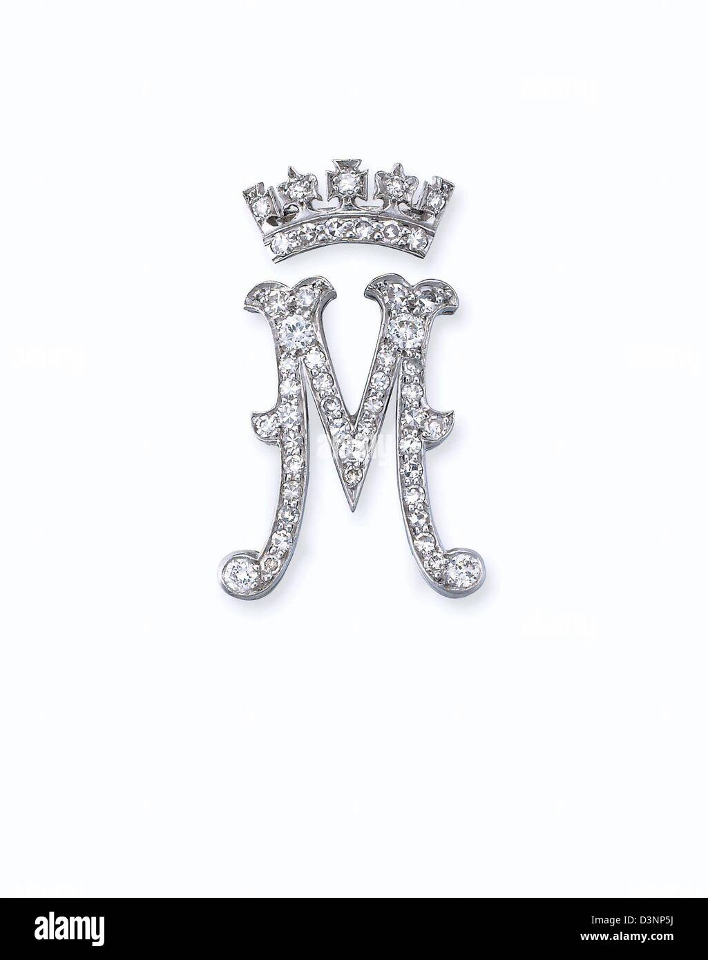 Questo diamante spilla monogramma è uno degli elementi disponibili in una vendita di gioielli che apparteneva alla Gran Bretagna è tardi la principessa Margaret, la sorella della regina Elisabetta II da auctioneers Christie's. Esso è stato progettato come la principessa Margaret's personal cipher del 'M' monogram sotto una coronet e fu commissionato è stimato per il recupero tra £3,000-5.000 (euro 4,500-7,500). Foto: dpa/Chris Foto Stock