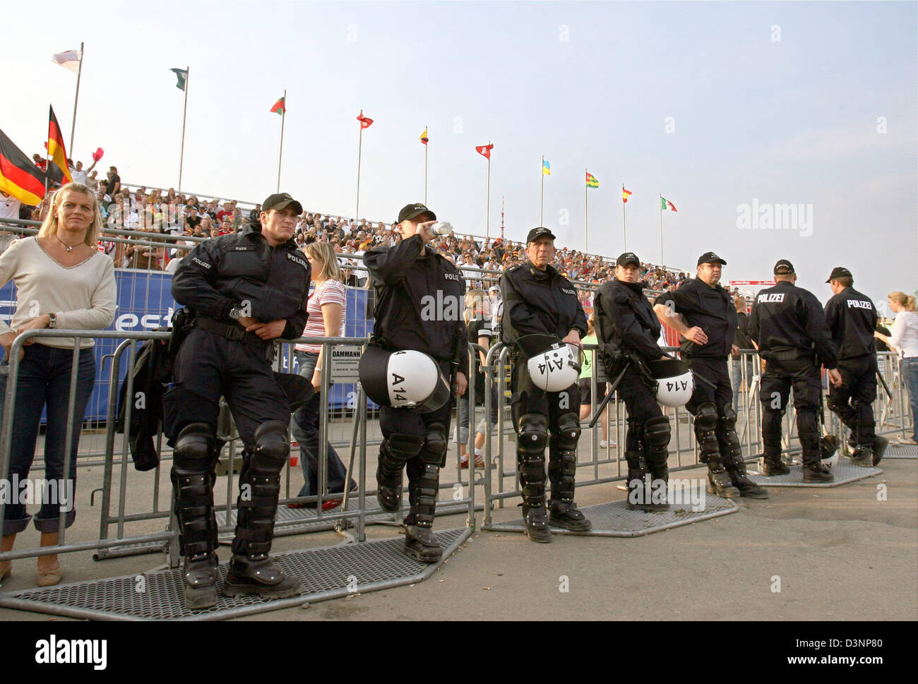 La Polizia antisommossa fissano il sostenitore festival prima della Coppa del Mondo FIFA 2006 Gruppo a turno preliminare match tra la Germania e la Polonia ad Amburgo, Germania, Mercoledì, 14 giugno 2006. Foto: Kay Nietfeld Foto Stock