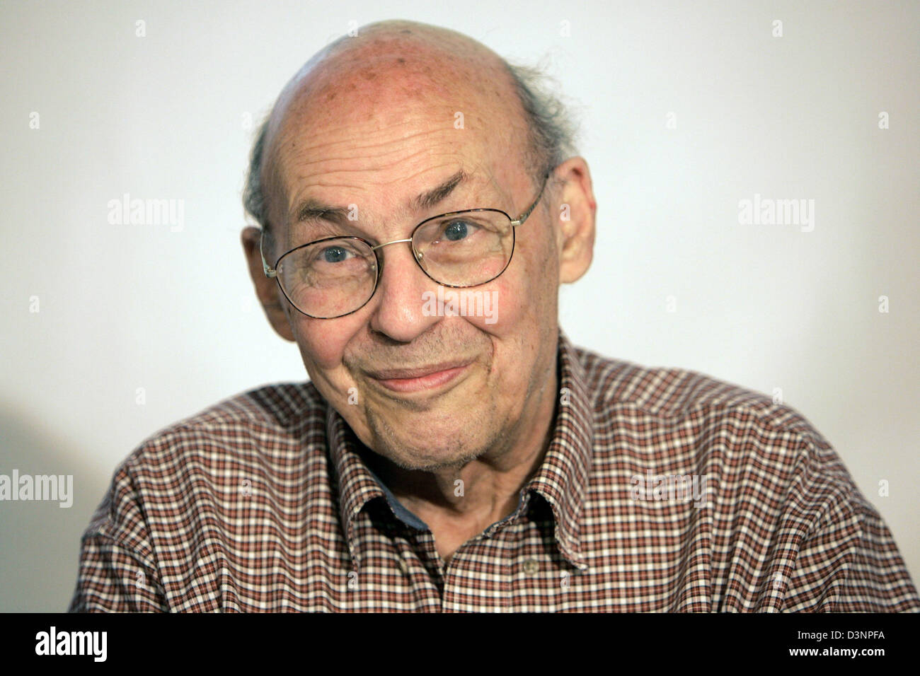 Marvin Minsky, professore di Ingegneria Elettrica e Informatica e media, arte e scienza al Massachusetts Institut of Technology (MIT) di Cambridge/USA, dà una conferenza stampa presso il simposio "50 anni di Intelligenza Artificiale" presso la "Congress Centrum Bremen' (CCB), Brema, Germania, Venerdì, 16 giugno 2006. Minsky è considerato il padre dell'intelligenza artificiale. Pho Foto Stock