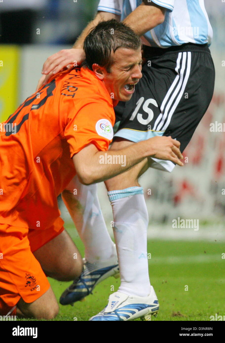 Nazionale Argentino giocatore di calcio Gabriel MILITO (R) il sistema VIES con l'olandese Rafael van der Vaart durante la Coppa del Mondo FIFA 2006 gruppo C corrispondono a Francoforte in Germania, Mercoledì, 21 giugno 2006. Argentina e rabboccato il gruppo C per impostare un secondo round di legare con il Messico mentre Holland incontrerà il Portogallo dopo una situazione di stallo 0-0. Foto: Arne Dedert +++ Servizi mobili fuori +++ si prega di fare riferimento anche alla FIFA Ter Foto Stock